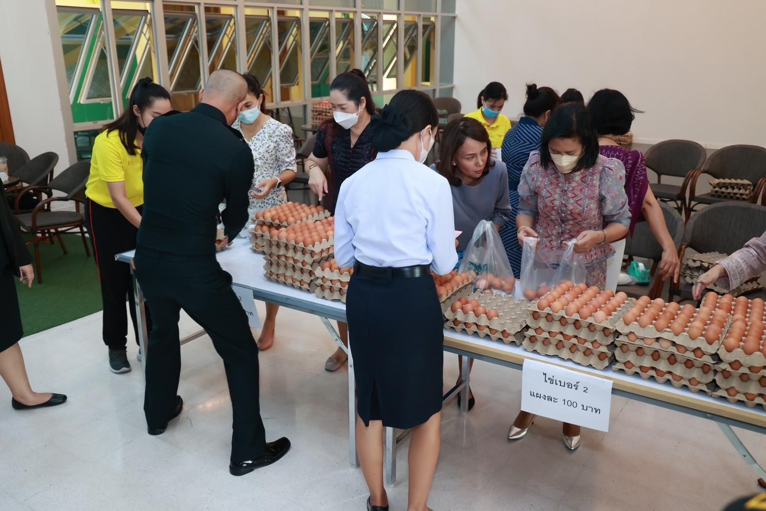 ๐๒๙ สคภ.สป. จัดจำหน่ายไข่ไก่สดราคาถูกให้แก่กำลังพล เพื่อนำรายได้สมทบทุนมูลนิธิอาสาเพื่อนพึ่ง (ภาฯ) ยามยาก สภากาชาดไทย