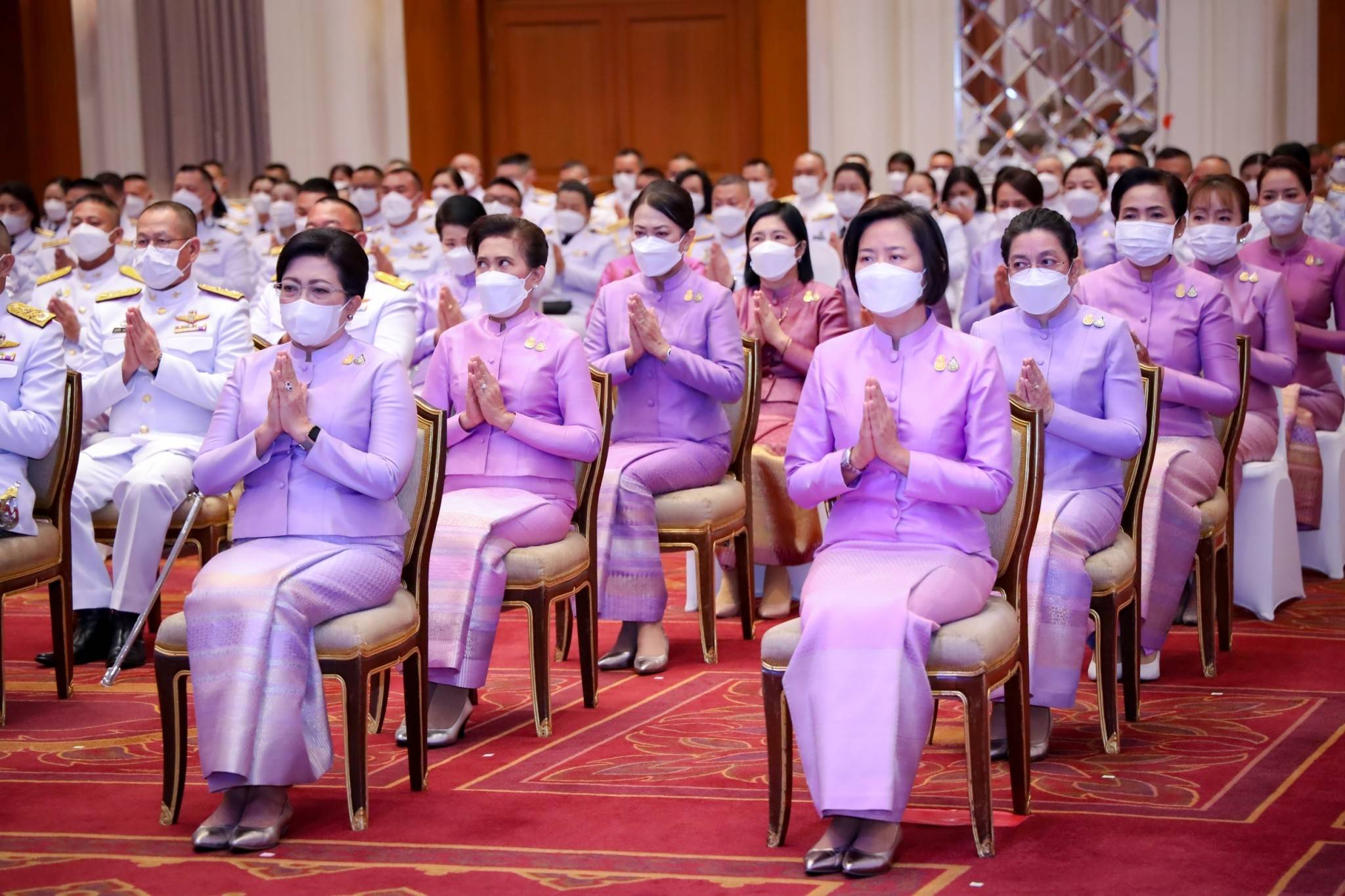๑๐๒ ปลัดกระทรวงกลาโหม และนายกสมาคมภริยาฯ พร้อมด้วยหัวหน้าหน่วยขึ้นตรงและภริยา ร่วมพิธีเฉลิมพระเกียรติเนื่องในโอกาสวันเฉลิมพระชนมพรรษาสมเด็จพระนางเจ้าฯ พระบรมราชินี
