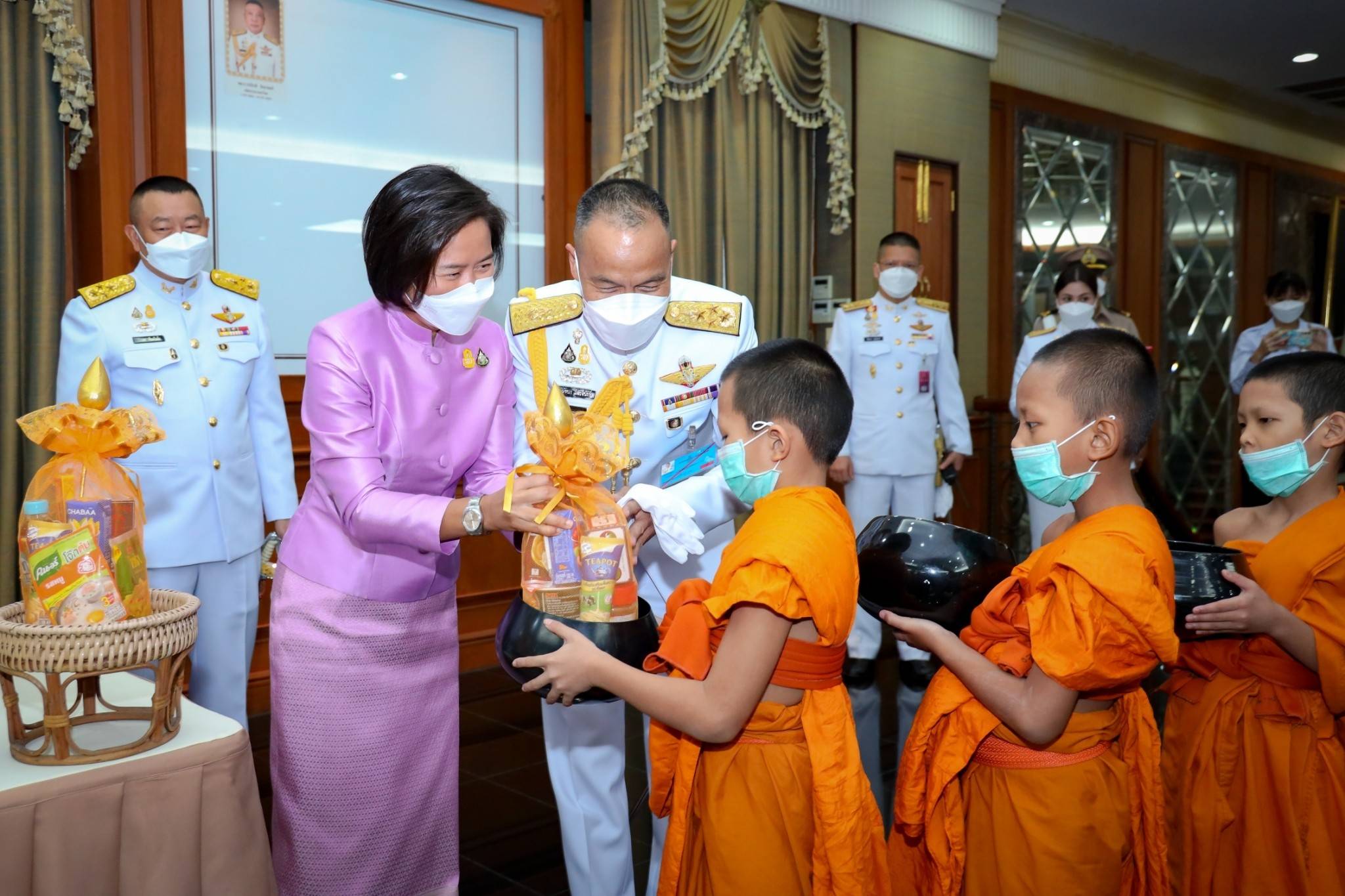 ๑๐๒ ปลัดกระทรวงกลาโหม และนายกสมาคมภริยาฯ พร้อมด้วยหัวหน้าหน่วยขึ้นตรงและภริยา ร่วมพิธีเฉลิมพระเกียรติเนื่องในโอกาสวันเฉลิมพระชนมพรรษาสมเด็จพระนางเจ้าฯ พระบรมราชินี