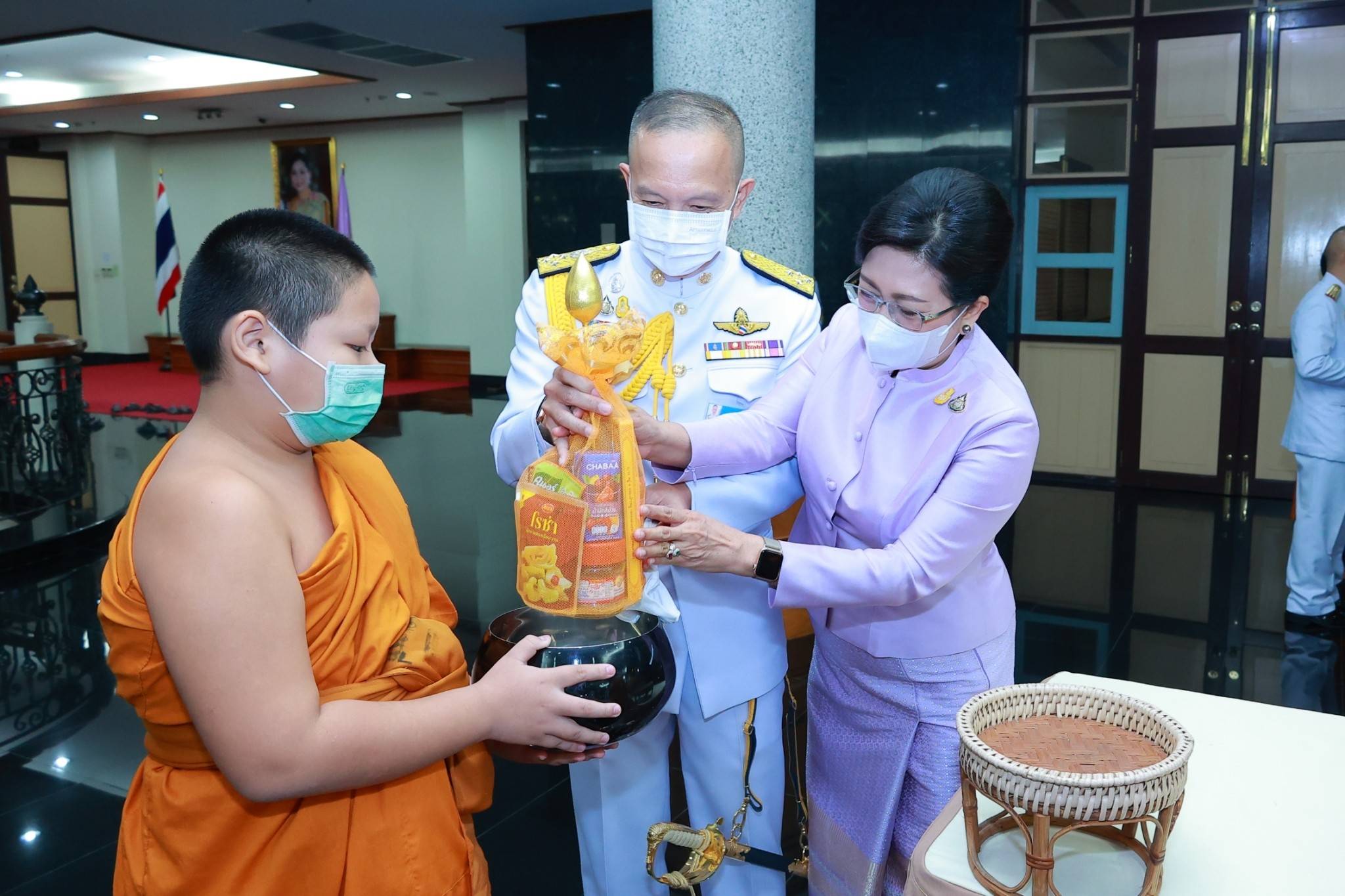 ๑๐๒ ปลัดกระทรวงกลาโหม และนายกสมาคมภริยาฯ พร้อมด้วยหัวหน้าหน่วยขึ้นตรงและภริยา ร่วมพิธีเฉลิมพระเกียรติเนื่องในโอกาสวันเฉลิมพระชนมพรรษาสมเด็จพระนางเจ้าฯ พระบรมราชินี