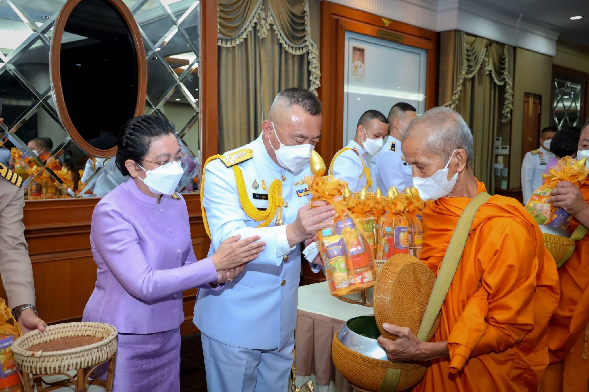 ๑๐๒ ปลัดกระทรวงกลาโหม และนายกสมาคมภริยาฯ พร้อมด้วยหัวหน้าหน่วยขึ้นตรงและภริยา ร่วมพิธีเฉลิมพระเกียรติเนื่องในโอกาสวันเฉลิมพระชนมพรรษาสมเด็จพระนางเจ้าฯ พระบรมราชินี