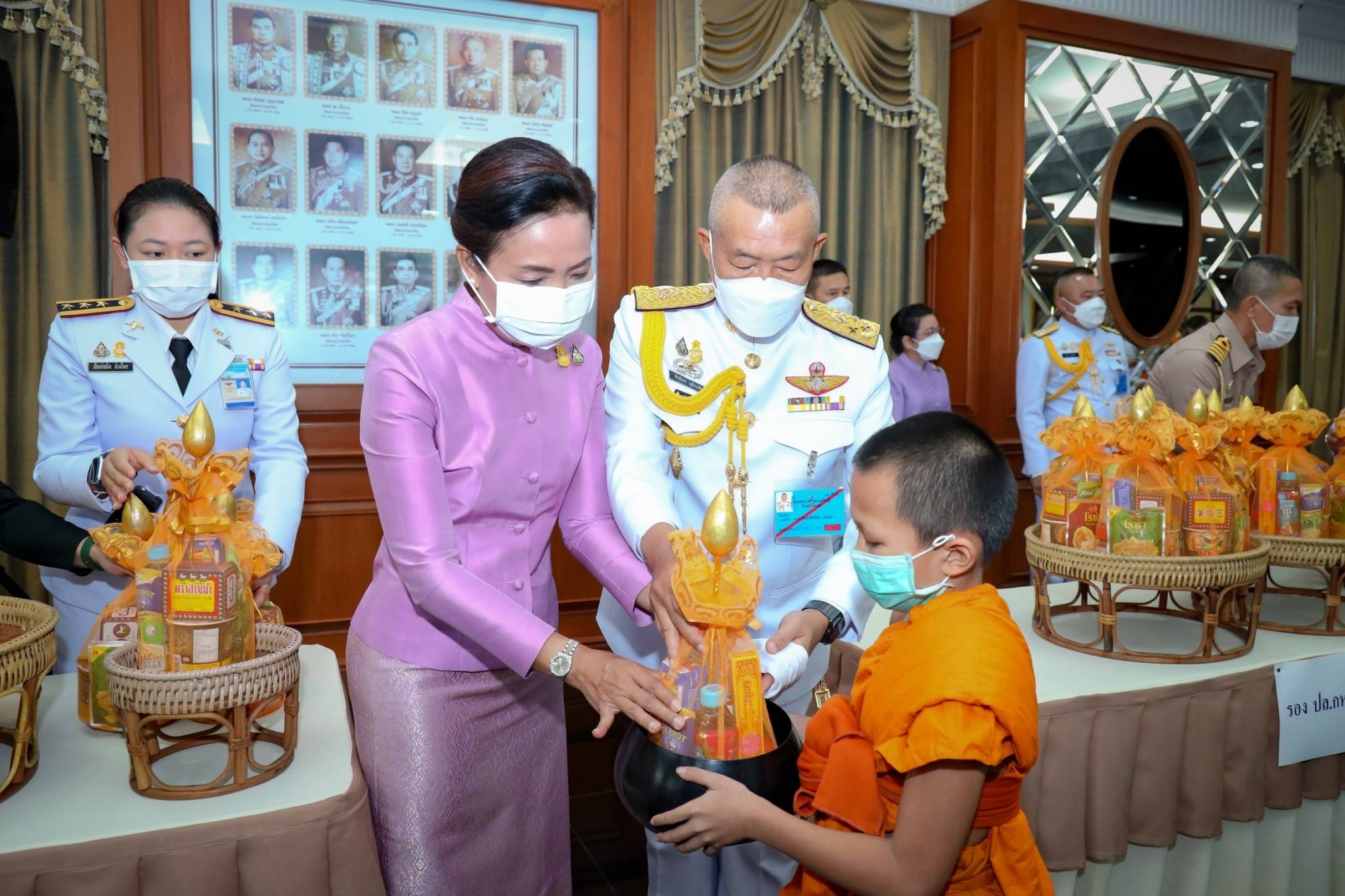 ๑๐๒ ปลัดกระทรวงกลาโหม และนายกสมาคมภริยาฯ พร้อมด้วยหัวหน้าหน่วยขึ้นตรงและภริยา ร่วมพิธีเฉลิมพระเกียรติเนื่องในโอกาสวันเฉลิมพระชนมพรรษาสมเด็จพระนางเจ้าฯ พระบรมราชินี