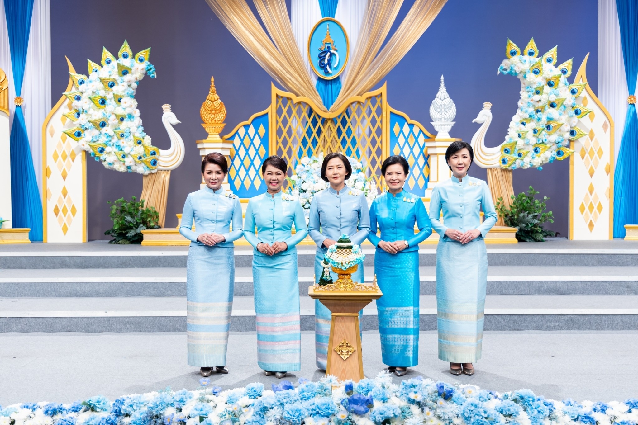 ๑๒๐ ปลัดกระทรวงกลาโหม พร้อมด้วยนายก สคภ.สป. นำผู้บัญชาการเหล่าทัพพร้อมคู่สมรส บันทึกเทปโทรทัศน์อาเศียรวาทถวายพระพรชัยมงคล เนื่องในโอกาสวันเฉลิมพระชนมพรรษา สมเด็จพระนางเจ้าสิริกิติ์ พระบรมราชินีนาถ พระบรมราชชนนีพันปีหลวง ๙๑ พรรษา