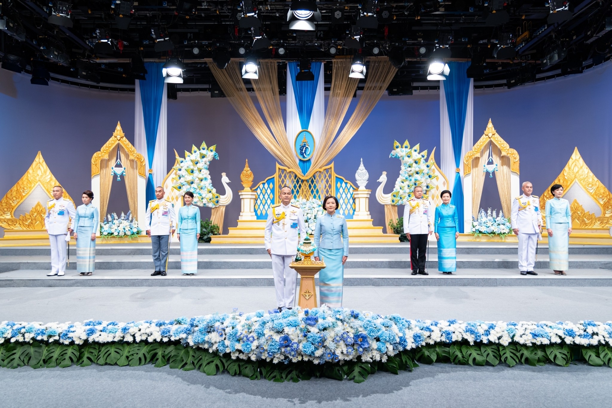 ๑๒๐ ปลัดกระทรวงกลาโหม พร้อมด้วยนายก สคภ.สป. นำผู้บัญชาการเหล่าทัพพร้อมคู่สมรส บันทึกเทปโทรทัศน์อาเศียรวาทถวายพระพรชัยมงคล เนื่องในโอกาสวันเฉลิมพระชนมพรรษา สมเด็จพระนางเจ้าสิริกิติ์ พระบรมราชินีนาถ พระบรมราชชนนีพันปีหลวง ๙๑ พรรษา