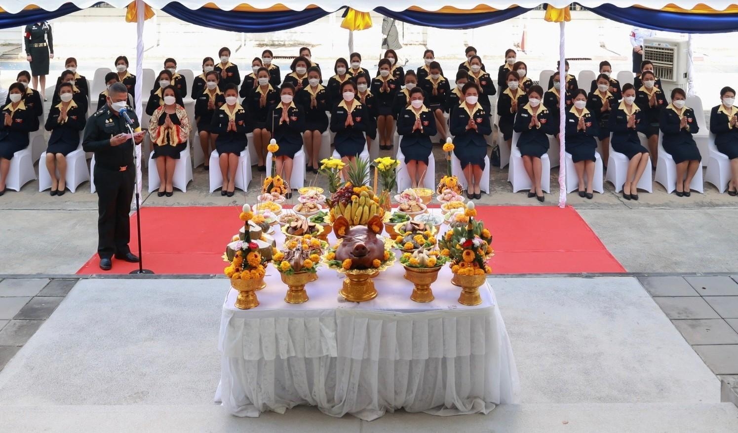 ๐๑๗ พิธีบวงสรวง สักการะสิ่งศักดิ์สิทธิ์ และทำบุญ เนื่องในงานวันคล้ายวันสถาปนาสมาคมภริยาข้าราชการสำนักงานปลัดกระทรวงกลาโหม ครบรอบปีที่ ๓๒