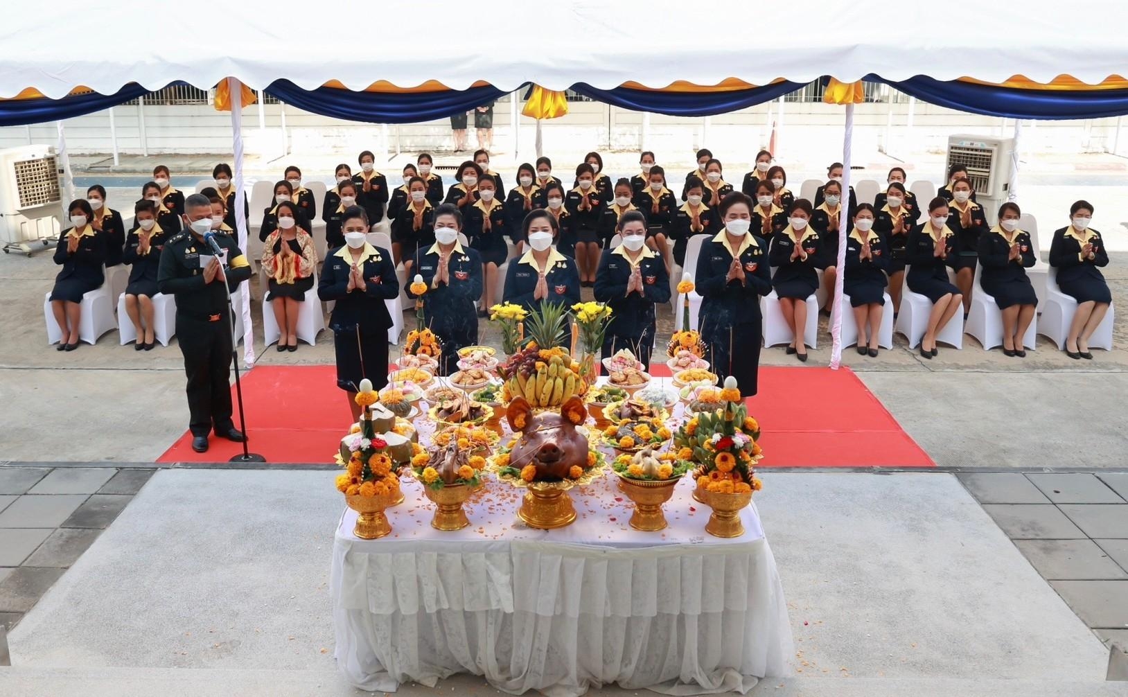 ๐๑๗ พิธีบวงสรวง สักการะสิ่งศักดิ์สิทธิ์ และทำบุญ เนื่องในงานวันคล้ายวันสถาปนาสมาคมภริยาข้าราชการสำนักงานปลัดกระทรวงกลาโหม ครบรอบปีที่ ๓๒