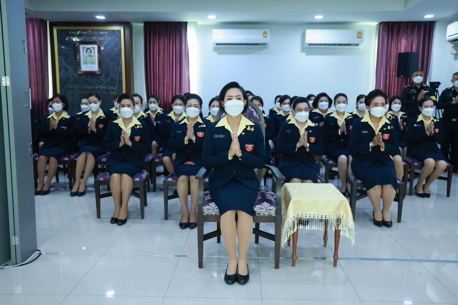 ๐๑๗ พิธีบวงสรวง สักการะสิ่งศักดิ์สิทธิ์ และทำบุญ เนื่องในงานวันคล้ายวันสถาปนาสมาคมภริยาข้าราชการสำนักงานปลัดกระทรวงกลาโหม ครบรอบปีที่ ๓๒