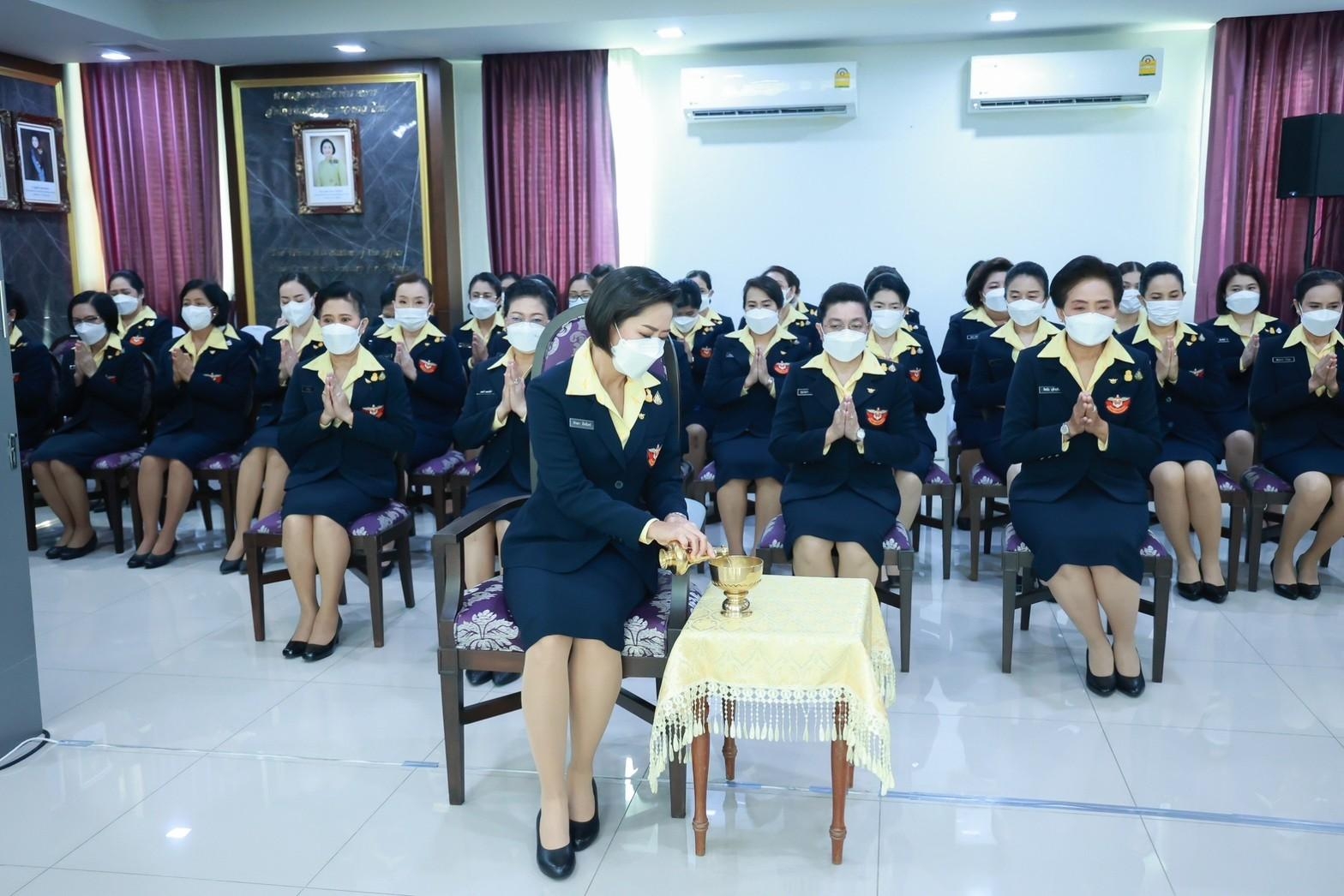 ๐๑๗ พิธีบวงสรวง สักการะสิ่งศักดิ์สิทธิ์ และทำบุญ เนื่องในงานวันคล้ายวันสถาปนาสมาคมภริยาข้าราชการสำนักงานปลัดกระทรวงกลาโหม ครบรอบปีที่ ๓๒