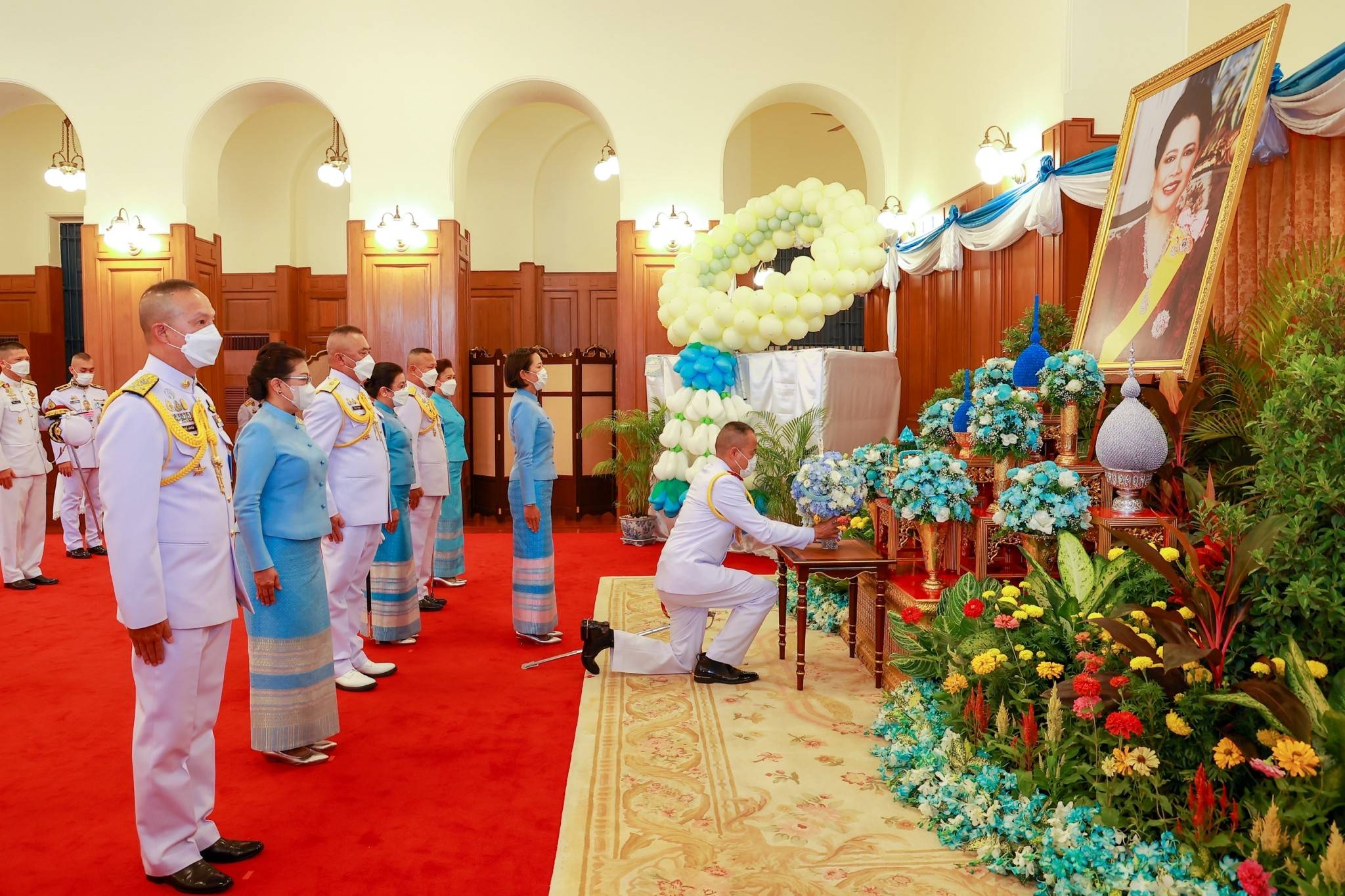 ๑๓๔ ปลัดกระทรวงกลาโหมและนายก สคภ.สป. นำคณะนายทหารชั้นผู้ใหญ่ของสำนักงานปลัดกระทรวงกลาโหมและภริยา ทูลเกล้าฯ ถวายแจกันดอกไม้ เนื่องในโอกาสวันเฉลิมพระชนมพรรษาสมเด็จพระนางเจ้าสิริกิติ์ พระบรมราชินีนาถ พระบรมราชชนนีพันปีหลวง