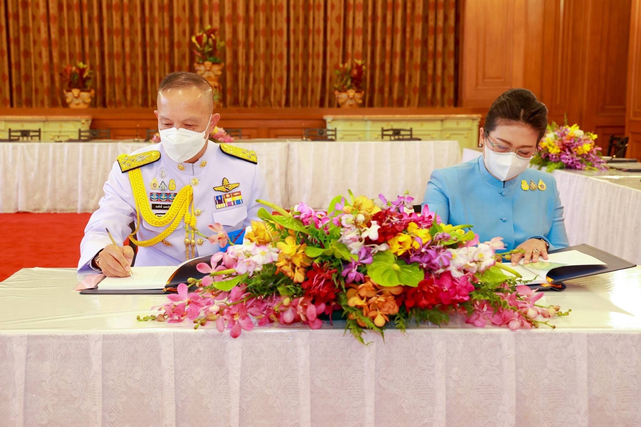 ๑๓๔ ปลัดกระทรวงกลาโหมและนายก สคภ.สป. นำคณะนายทหารชั้นผู้ใหญ่ของสำนักงานปลัดกระทรวงกลาโหมและภริยา ทูลเกล้าฯ ถวายแจกันดอกไม้ เนื่องในโอกาสวันเฉลิมพระชนมพรรษาสมเด็จพระนางเจ้าสิริกิติ์ พระบรมราชินีนาถ พระบรมราชชนนีพันปีหลวง