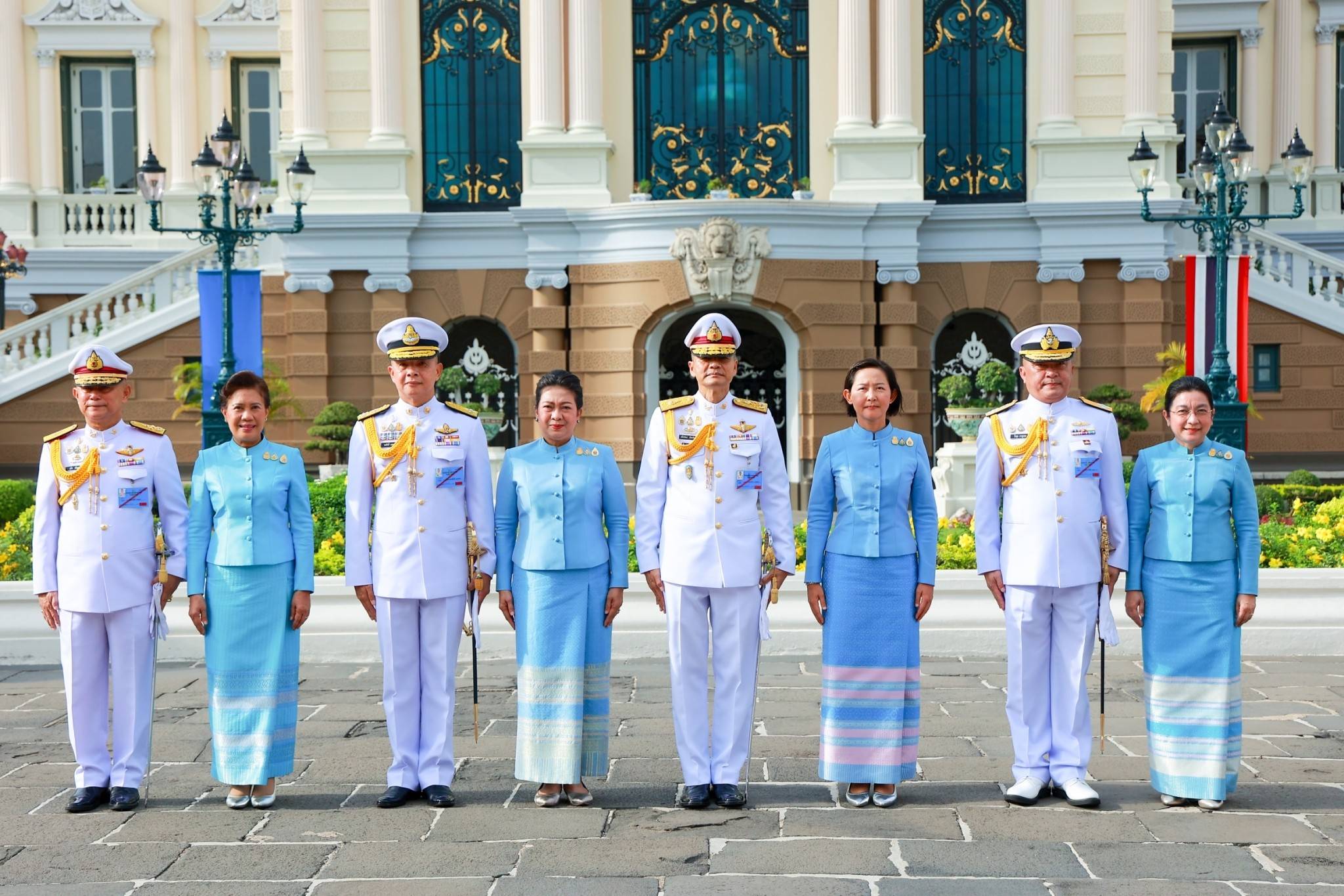 ๑๓๔ ปลัดกระทรวงกลาโหมและนายก สคภ.สป. นำคณะนายทหารชั้นผู้ใหญ่ของสำนักงานปลัดกระทรวงกลาโหมและภริยา ทูลเกล้าฯ ถวายแจกันดอกไม้ เนื่องในโอกาสวันเฉลิมพระชนมพรรษาสมเด็จพระนางเจ้าสิริกิติ์ พระบรมราชินีนาถ พระบรมราชชนนีพันปีหลวง