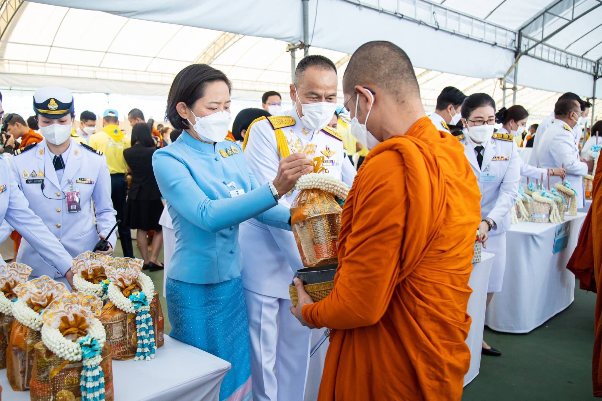 ๑๓๓ ปลัดกระทรวงกลาโหมและนายก สคภ.สป. ร่วมพิธีทำบุญตักบาตรถวายพระราชกุศล เนื่องในโอกาสวันเฉลิมพระชนมพรรษาสมเด็จพระนางเจ้าสิริกิติ์ พระบรมราชินีนาถ พระบรมราชชนนีพันปีหลวง