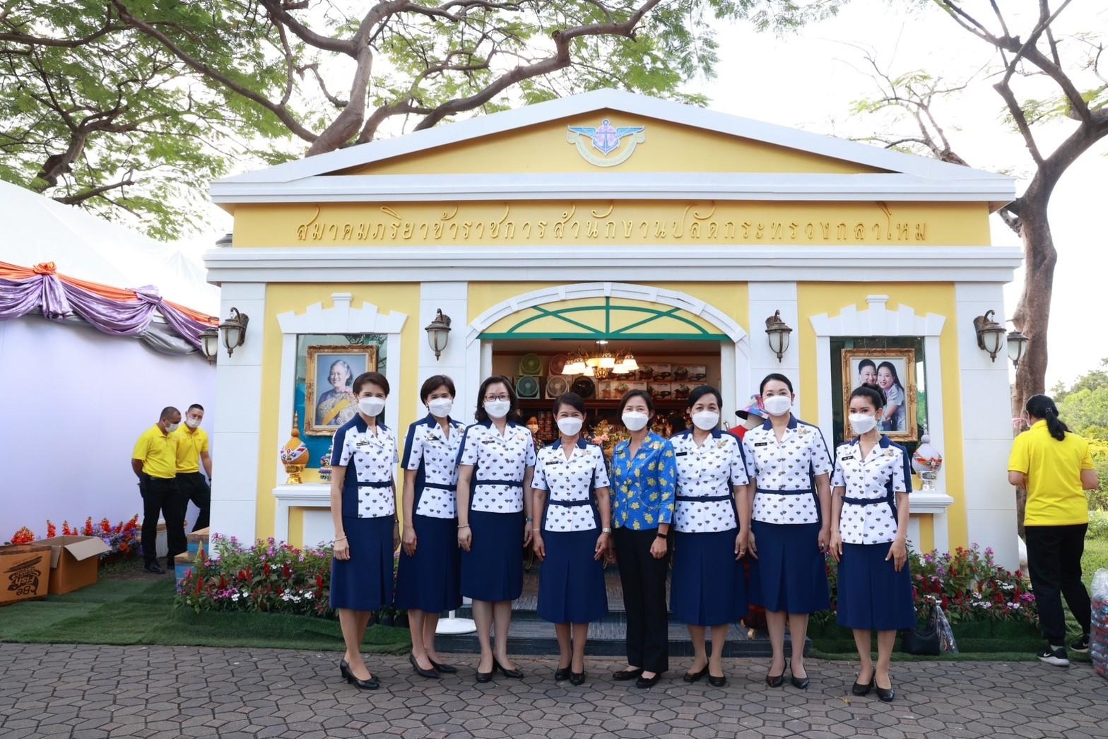 ๐๓๘ นายกสมาคมฯ เยี่ยมชมงานและร้านค้าสมาคมแม่บ้านเหล่าทัพ ตำรวจ และ อผศ. ในงาน “เพื่อนพึ่ง (ภาฯ) ป...