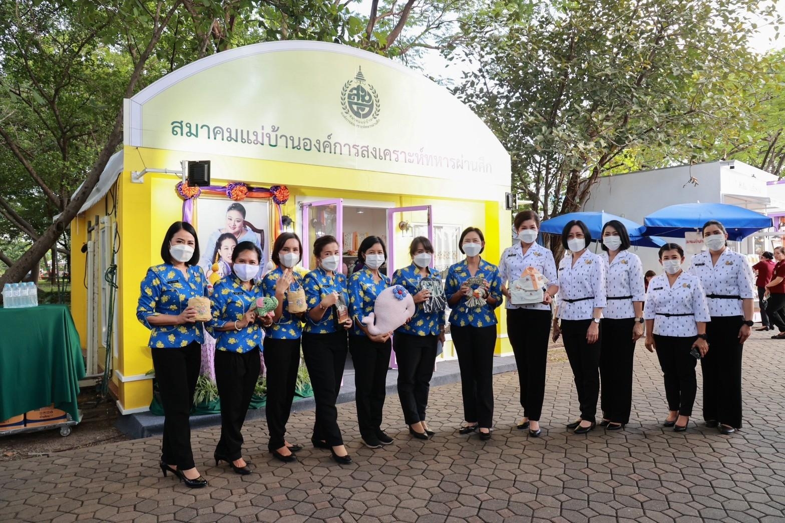 ๐๓๘ นายกสมาคมฯ เยี่ยมชมงานและร้านค้าสมาคมแม่บ้านเหล่าทัพ ตำรวจ และ อผศ. ในงาน “เพื่อนพึ่ง (ภาฯ) ประจำปี ๒๕๖๕”