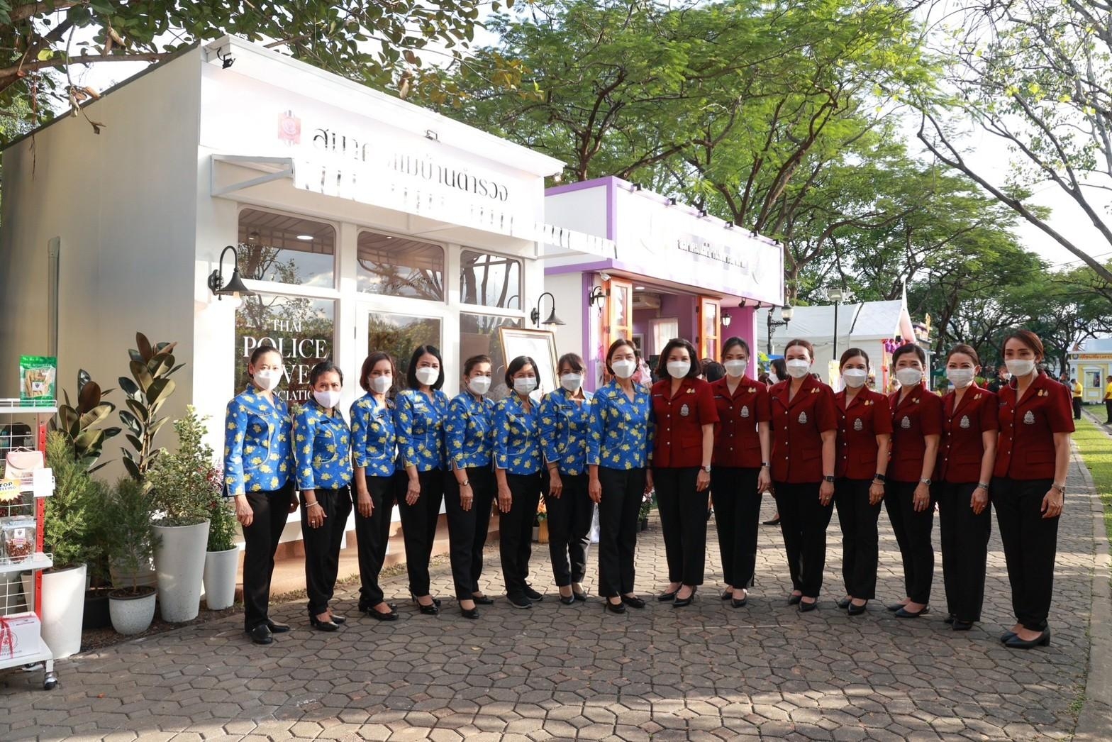 ๐๓๘ นายกสมาคมฯ เยี่ยมชมงานและร้านค้าสมาคมแม่บ้านเหล่าทัพ ตำรวจ และ อผศ. ในงาน “เพื่อนพึ่ง (ภาฯ) ประจำปี ๒๕๖๕”