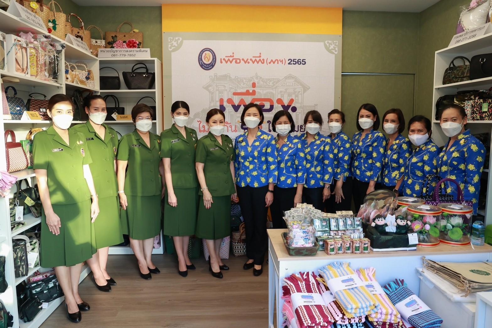 ๐๓๘ นายกสมาคมฯ เยี่ยมชมงานและร้านค้าสมาคมแม่บ้านเหล่าทัพ ตำรวจ และ อผศ. ในงาน “เพื่อนพึ่ง (ภาฯ) ประจำปี ๒๕๖๕”