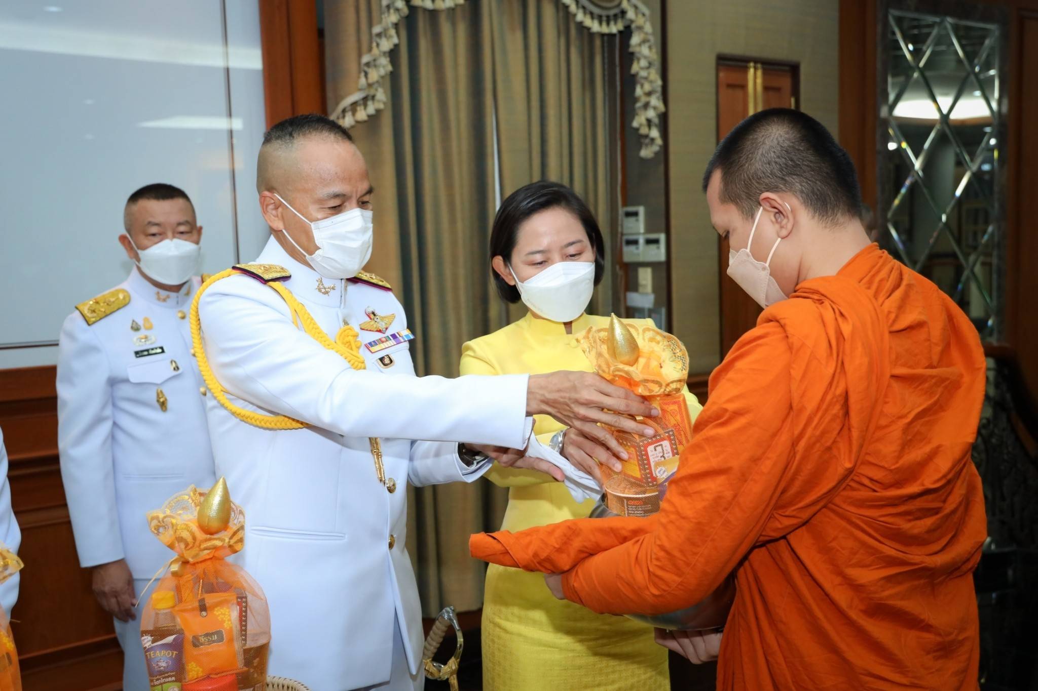 ๑๒๒ ปลัดกระทรวงกลาโหม และนายกสมาคมภริยาฯ พร้อมด้วยหัวหน้าหน่วยขึ้นตรงและภริยา ร่วมพิธีเฉลิมพระเกียรติเนื่องในโอกาสวันเฉลิมพระชนมพรรษาพระบาทสมเด็จพระเจ้าอยู่หัว ๗๑ พรรษา