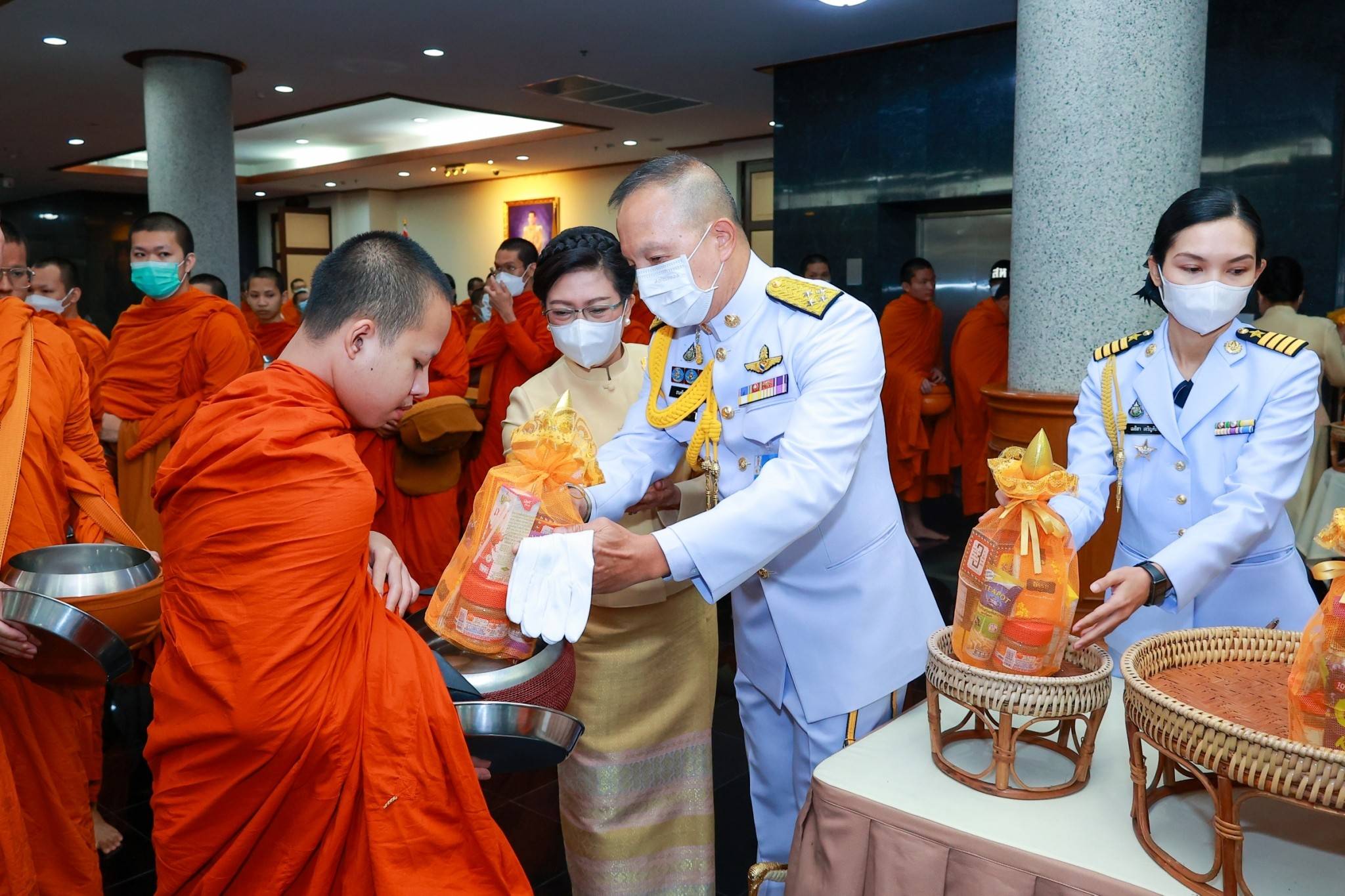 ๑๒๒ ปลัดกระทรวงกลาโหม และนายกสมาคมภริยาฯ พร้อมด้วยหัวหน้าหน่วยขึ้นตรงและภริยา ร่วมพิธีเฉลิมพระเกียรติเนื่องในโอกาสวันเฉลิมพระชนมพรรษาพระบาทสมเด็จพระเจ้าอยู่หัว ๗๑ พรรษา
