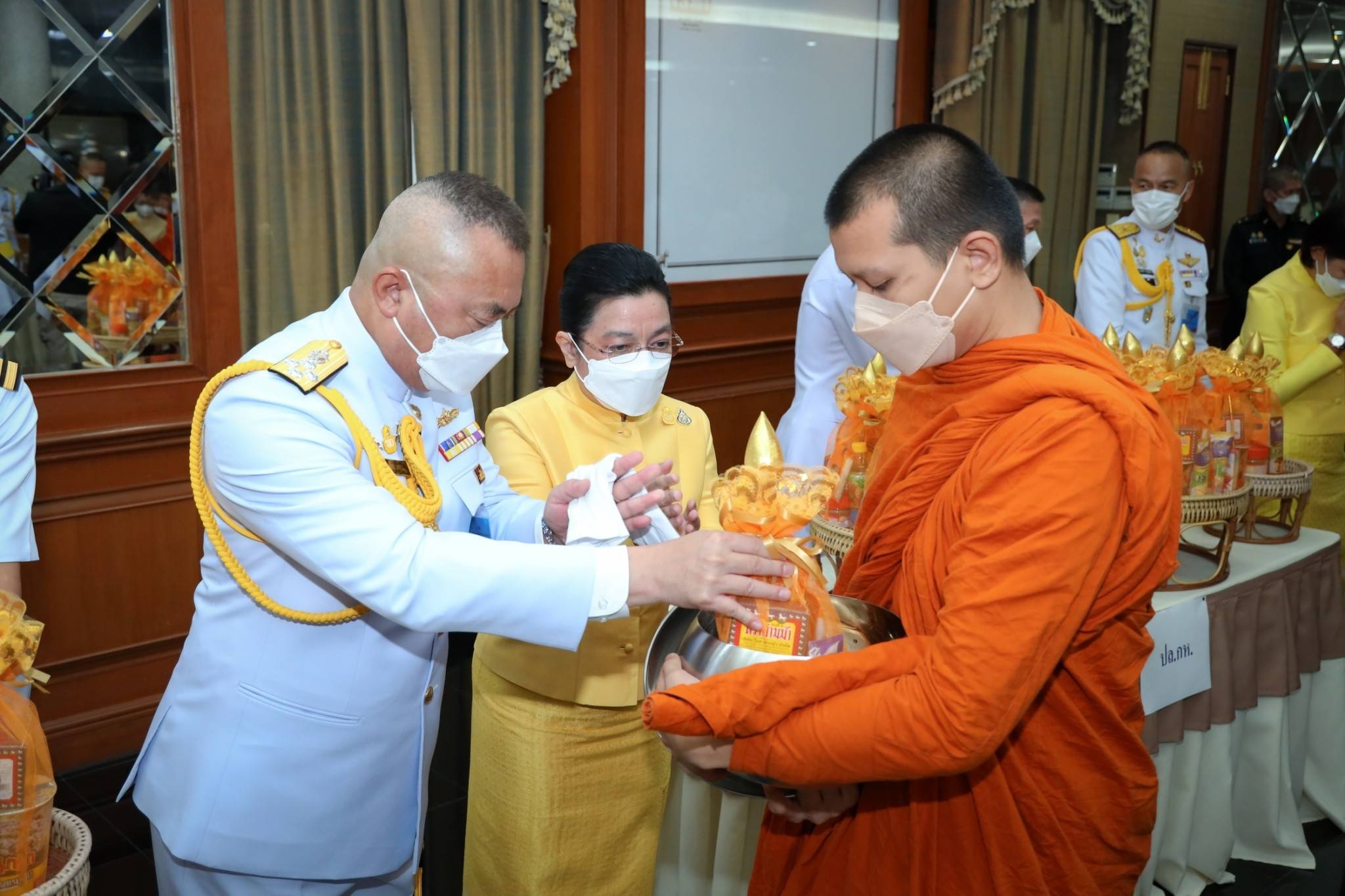 ๑๒๒ ปลัดกระทรวงกลาโหม และนายกสมาคมภริยาฯ พร้อมด้วยหัวหน้าหน่วยขึ้นตรงและภริยา ร่วมพิธีเฉลิมพระเกียรติเนื่องในโอกาสวันเฉลิมพระชนมพรรษาพระบาทสมเด็จพระเจ้าอยู่หัว ๗๑ พรรษา