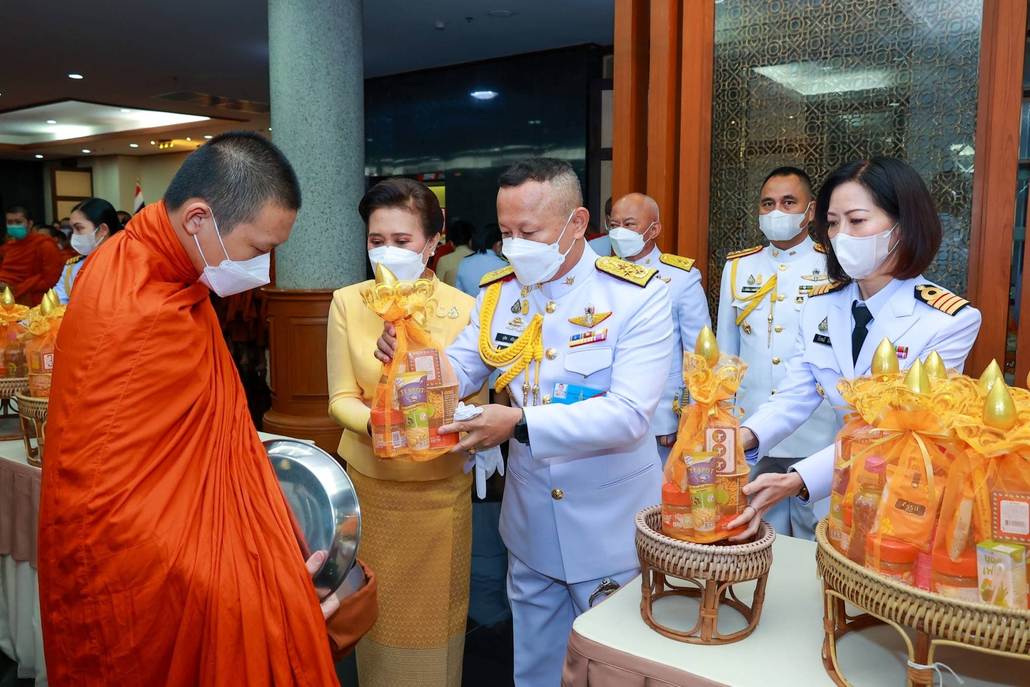 ๑๒๒ ปลัดกระทรวงกลาโหม และนายกสมาคมภริยาฯ พร้อมด้วยหัวหน้าหน่วยขึ้นตรงและภริยา ร่วมพิธีเฉลิมพระเกียรติเนื่องในโอกาสวันเฉลิมพระชนมพรรษาพระบาทสมเด็จพระเจ้าอยู่หัว ๗๑ พรรษา