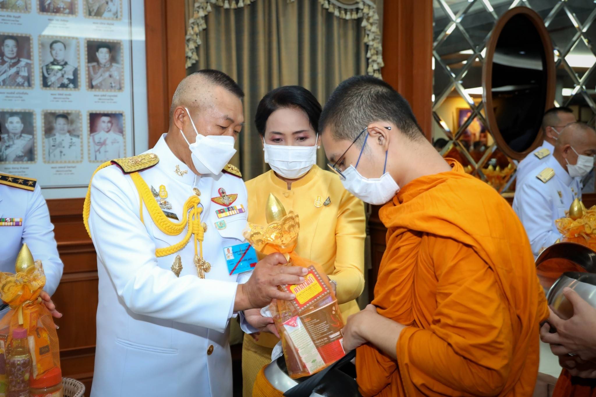 ๑๒๒ ปลัดกระทรวงกลาโหม และนายกสมาคมภริยาฯ พร้อมด้วยหัวหน้าหน่วยขึ้นตรงและภริยา ร่วมพิธีเฉลิมพระเกียรติเนื่องในโอกาสวันเฉลิมพระชนมพรรษาพระบาทสมเด็จพระเจ้าอยู่หัว ๗๑ พรรษา