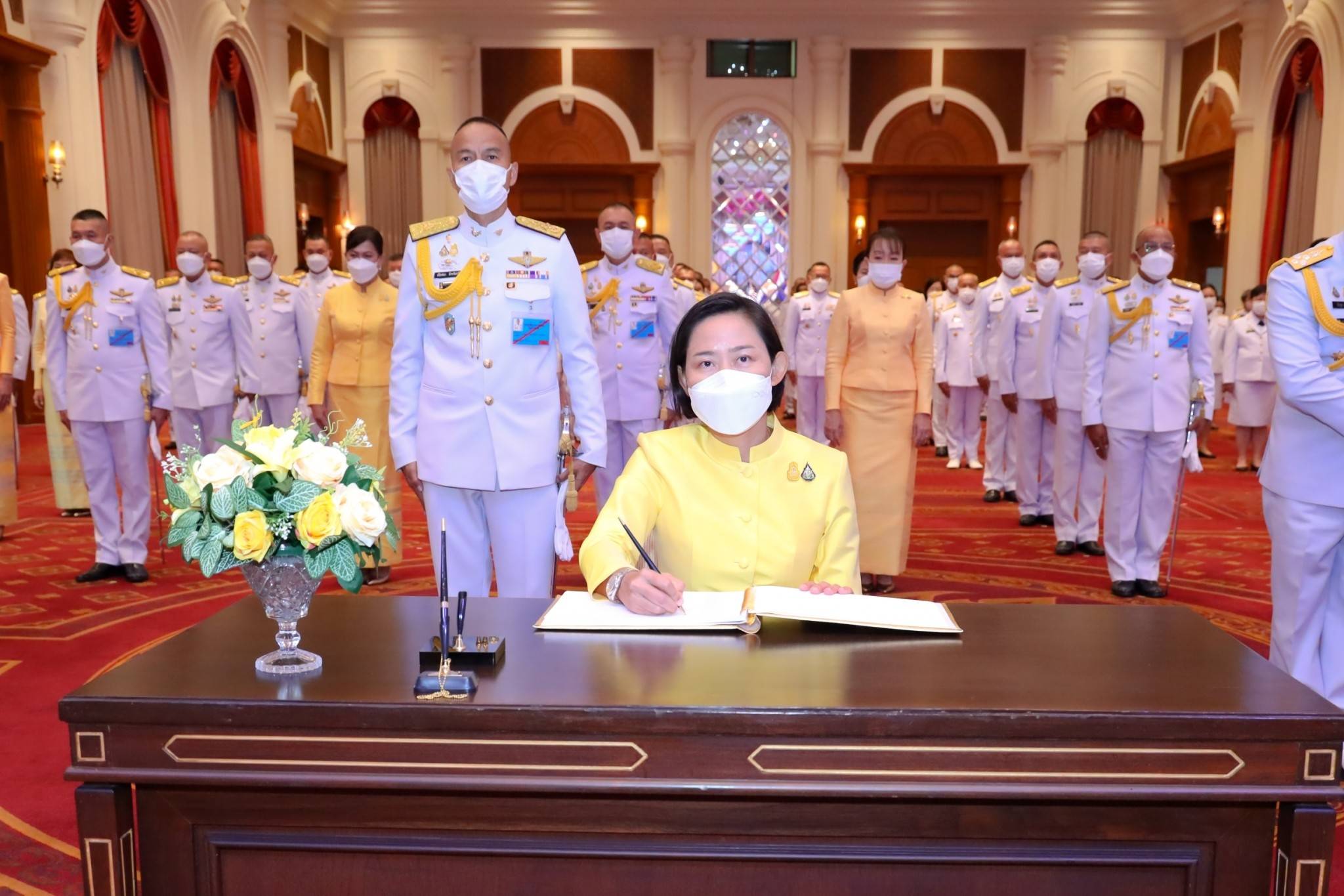 ๑๒๒ ปลัดกระทรวงกลาโหม และนายกสมาคมภริยาฯ พร้อมด้วยหัวหน้าหน่วยขึ้นตรงและภริยา ร่วมพิธีเฉลิมพระเกียรติเนื่องในโอกาสวันเฉลิมพระชนมพรรษาพระบาทสมเด็จพระเจ้าอยู่หัว ๗๑ พรรษา