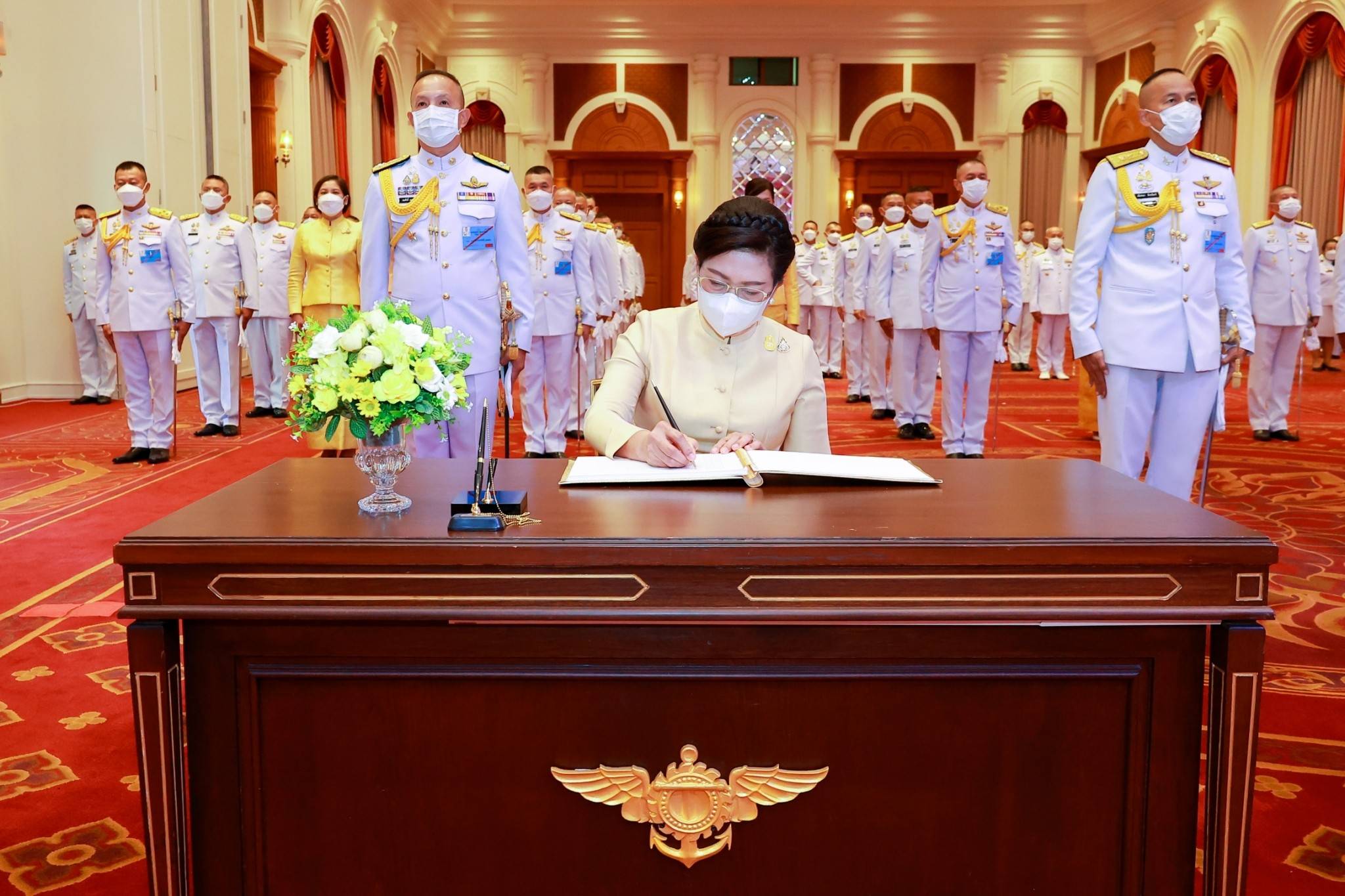 ๑๒๒ ปลัดกระทรวงกลาโหม และนายกสมาคมภริยาฯ พร้อมด้วยหัวหน้าหน่วยขึ้นตรงและภริยา ร่วมพิธีเฉลิมพระเกียรติเนื่องในโอกาสวันเฉลิมพระชนมพรรษาพระบาทสมเด็จพระเจ้าอยู่หัว ๗๑ พรรษา