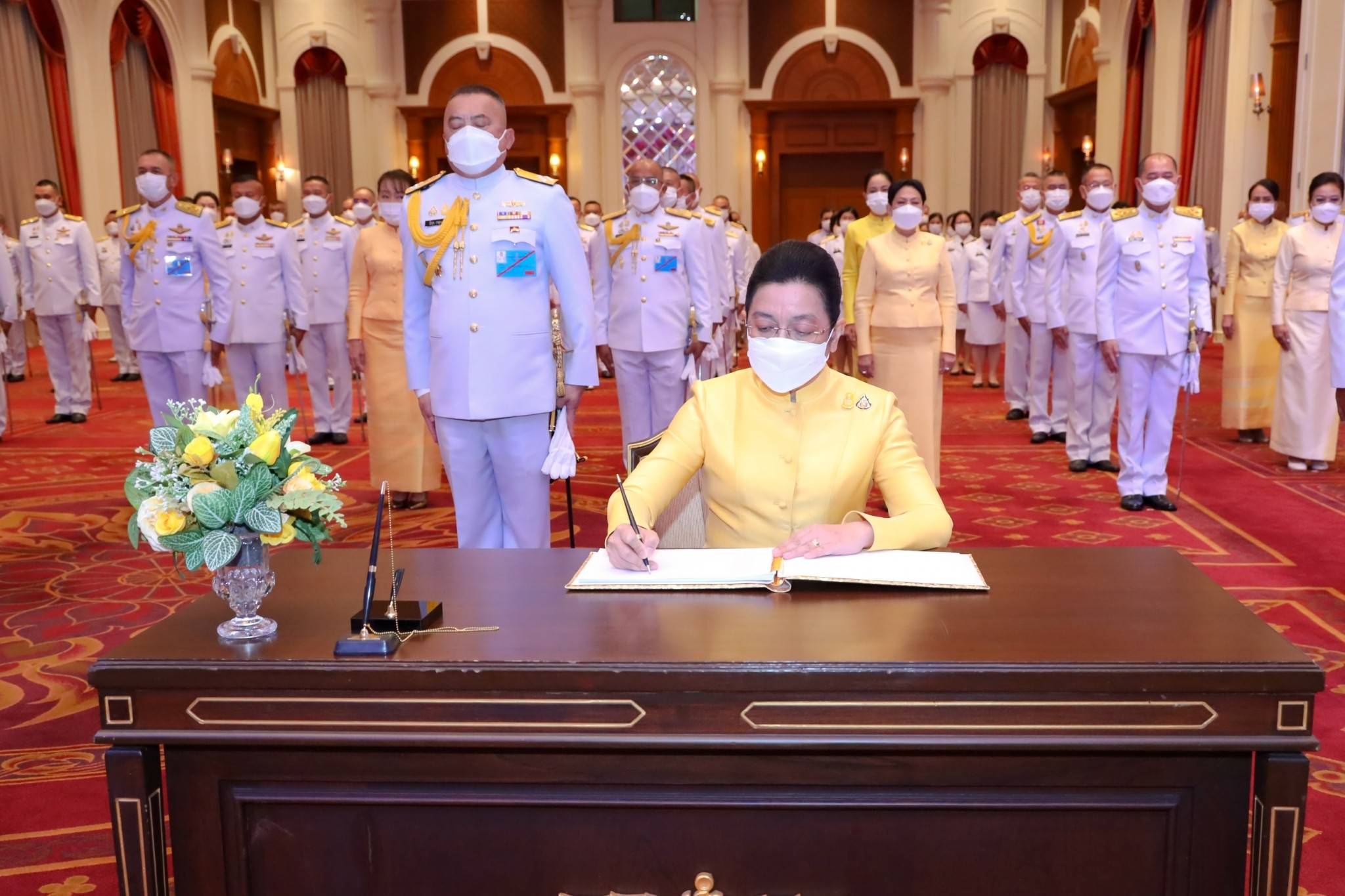 ๑๒๒ ปลัดกระทรวงกลาโหม และนายกสมาคมภริยาฯ พร้อมด้วยหัวหน้าหน่วยขึ้นตรงและภริยา ร่วมพิธีเฉลิมพระเกียรติเนื่องในโอกาสวันเฉลิมพระชนมพรรษาพระบาทสมเด็จพระเจ้าอยู่หัว ๗๑ พรรษา