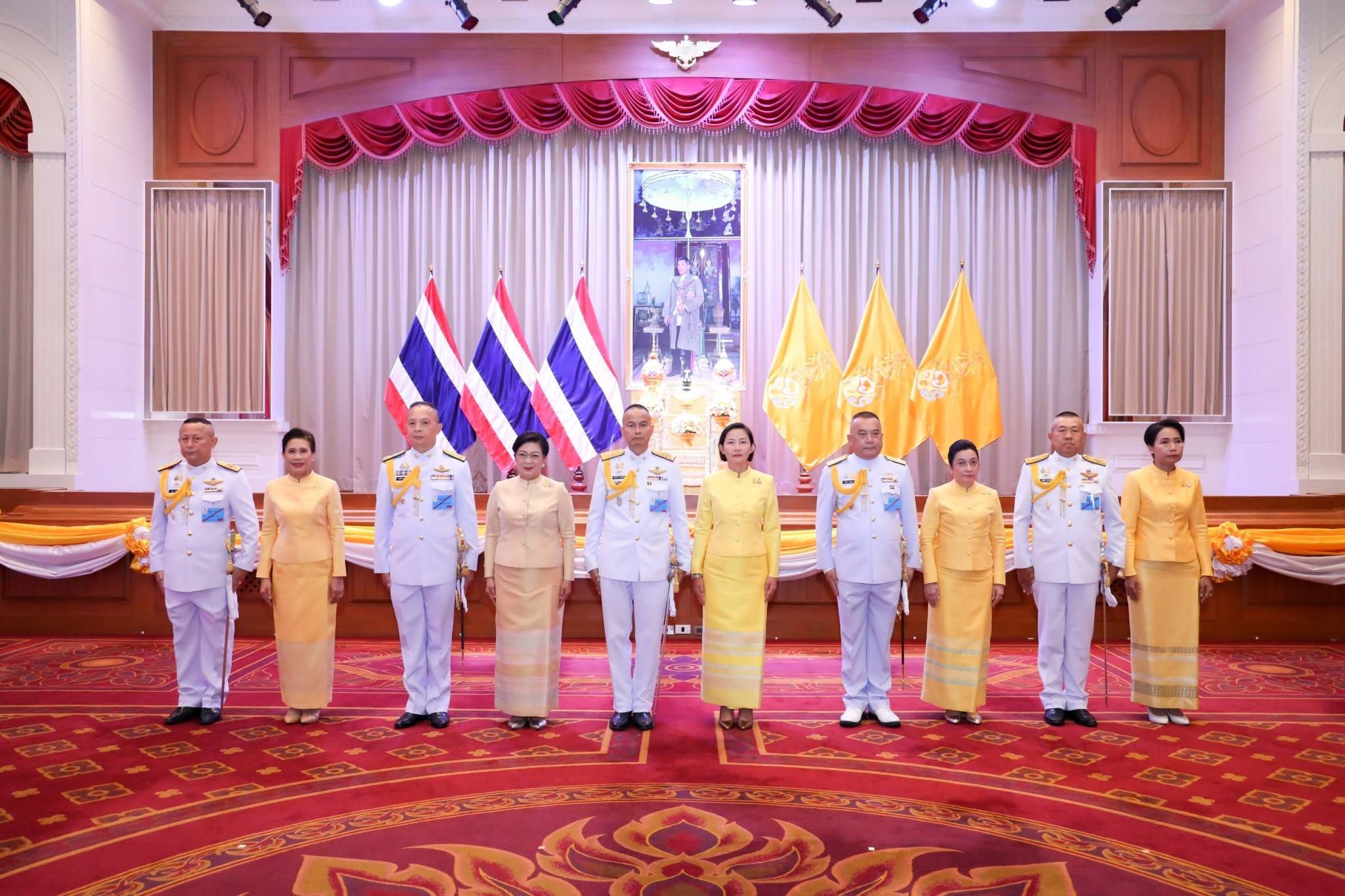 ๑๒๒ ปลัดกระทรวงกลาโหม และนายกสมาคมภริยาฯ พร้อมด้วยหัวหน้าหน่วยขึ้นตรงและภริยา ร่วมพิธีเฉลิมพระเกียรติเนื่องในโอกาสวันเฉลิมพระชนมพรรษาพระบาทสมเด็จพระเจ้าอยู่หัว ๗๑ พรรษา