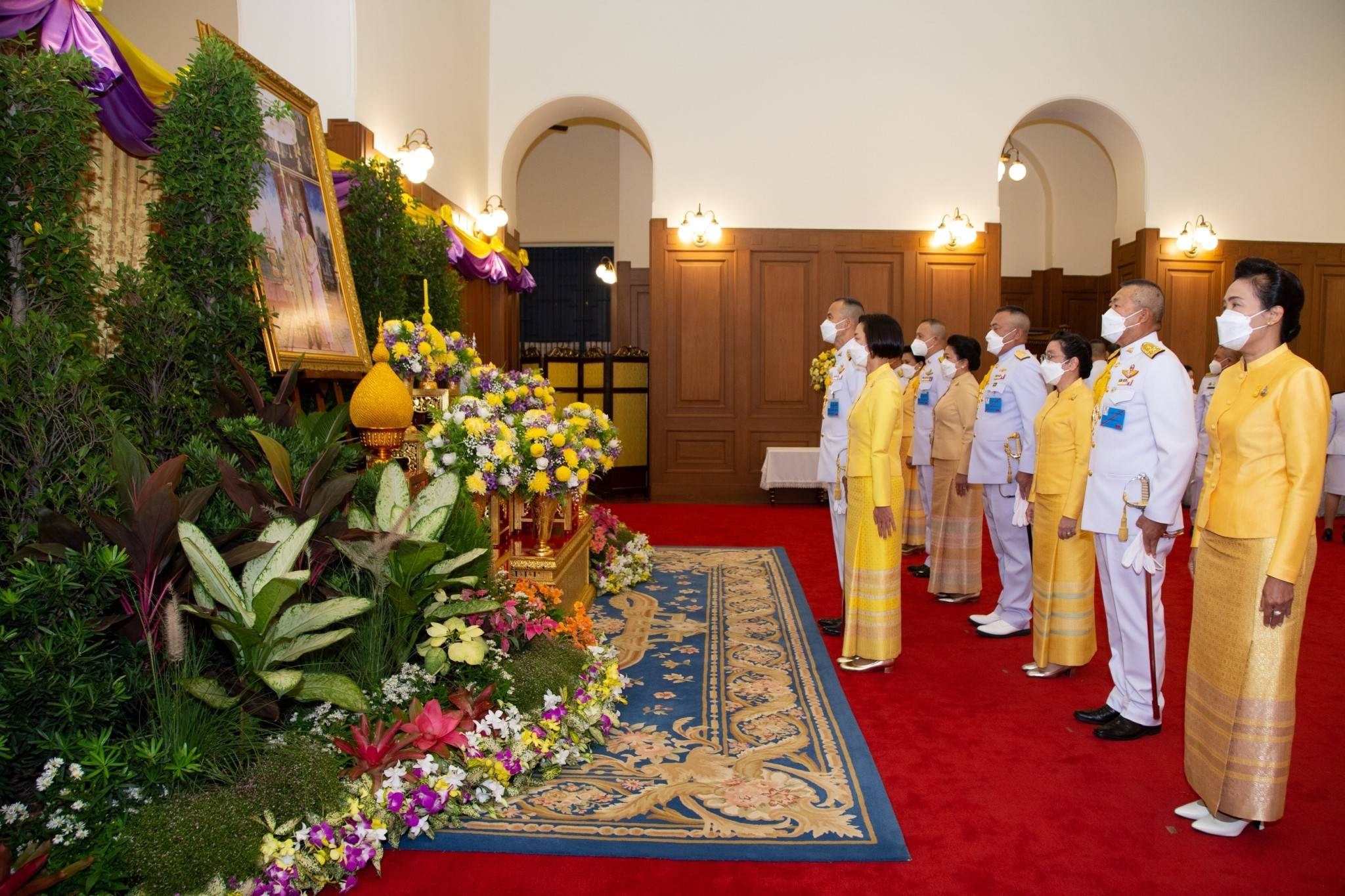 ๐๕๖ ปลัดกระทรวงกลาโหมและนายก สคภ.สป. นำคณะนายทหารชั้นผู้ใหญ่และภริยา ทูลเกล้าฯ ถวายแจกันดอกไม้ พร...