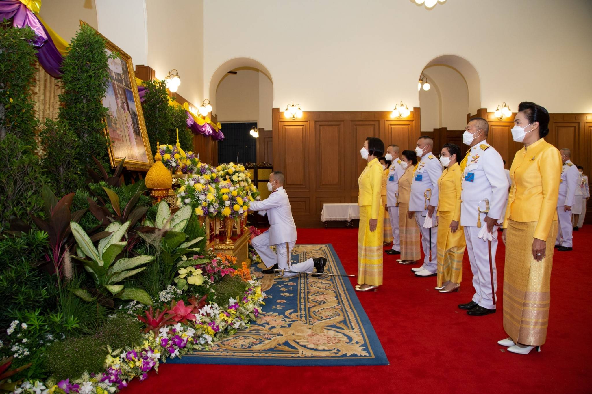 ๐๕๖ ปลัดกระทรวงกลาโหมและนายก สคภ.สป. นำคณะนายทหารชั้นผู้ใหญ่และภริยา ทูลเกล้าฯ ถวายแจกันดอกไม้ พร้อมลงนามถวายพระพรชัยมงคล เนื่องในโอกาสวันขึ้นปีใหม่ พุทธศักราช ๒๕๖๖