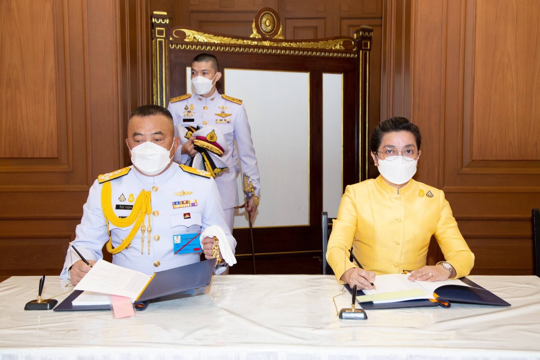 ๐๕๖ ปลัดกระทรวงกลาโหมและนายก สคภ.สป. นำคณะนายทหารชั้นผู้ใหญ่และภริยา ทูลเกล้าฯ ถวายแจกันดอกไม้ พร้อมลงนามถวายพระพรชัยมงคล เนื่องในโอกาสวันขึ้นปีใหม่ พุทธศักราช ๒๕๖๖