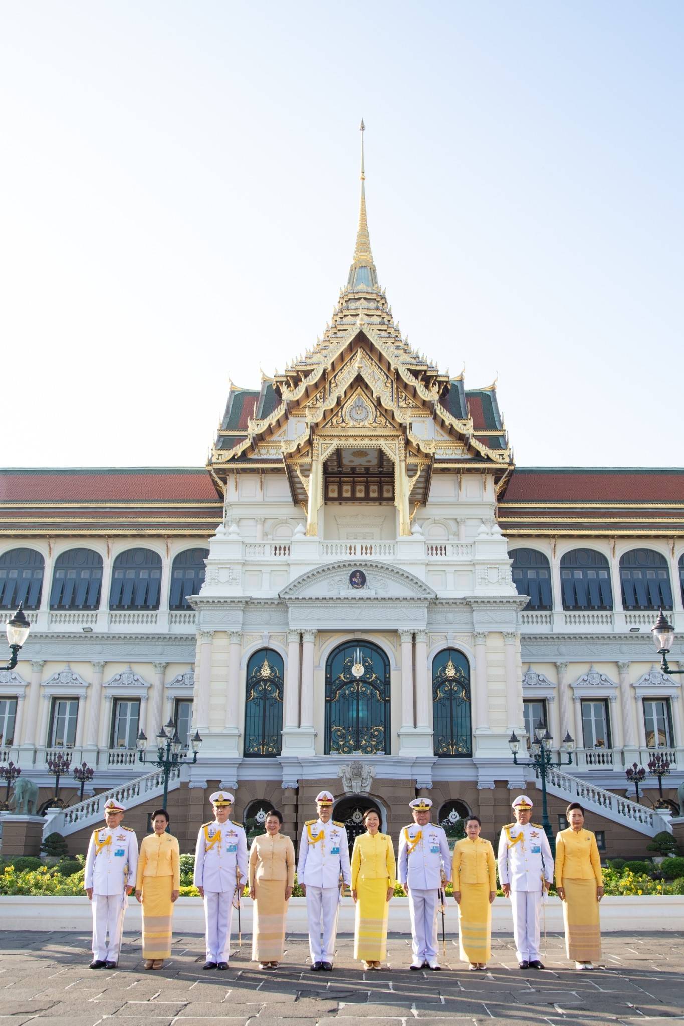 ๐๕๖ ปลัดกระทรวงกลาโหมและนายก สคภ.สป. นำคณะนายทหารชั้นผู้ใหญ่และภริยา ทูลเกล้าฯ ถวายแจกันดอกไม้ พร้อมลงนามถวายพระพรชัยมงคล เนื่องในโอกาสวันขึ้นปีใหม่ พุทธศักราช ๒๕๖๖