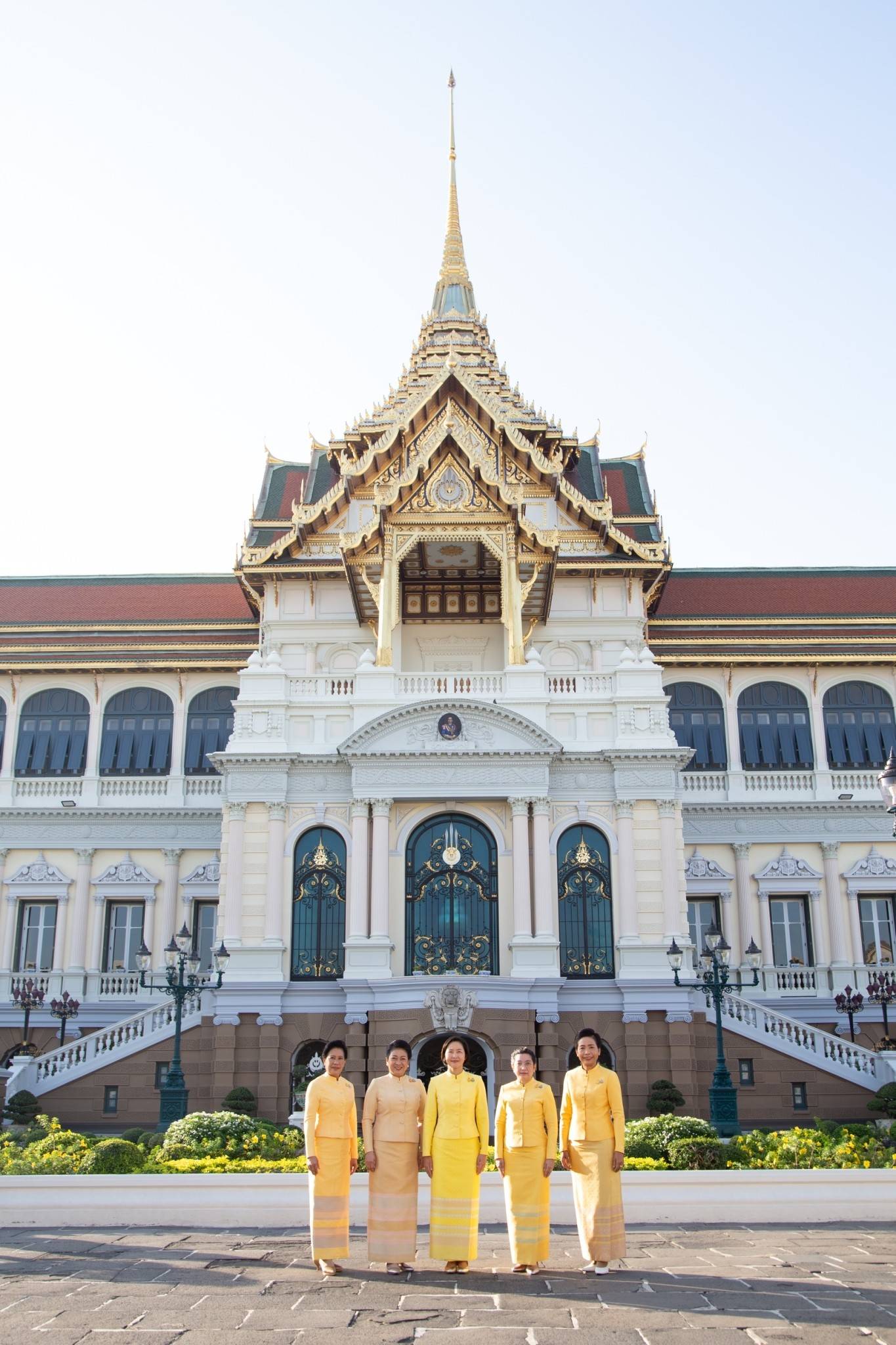๐๕๖ ปลัดกระทรวงกลาโหมและนายก สคภ.สป. นำคณะนายทหารชั้นผู้ใหญ่และภริยา ทูลเกล้าฯ ถวายแจกันดอกไม้ พร้อมลงนามถวายพระพรชัยมงคล เนื่องในโอกาสวันขึ้นปีใหม่ พุทธศักราช ๒๕๖๖