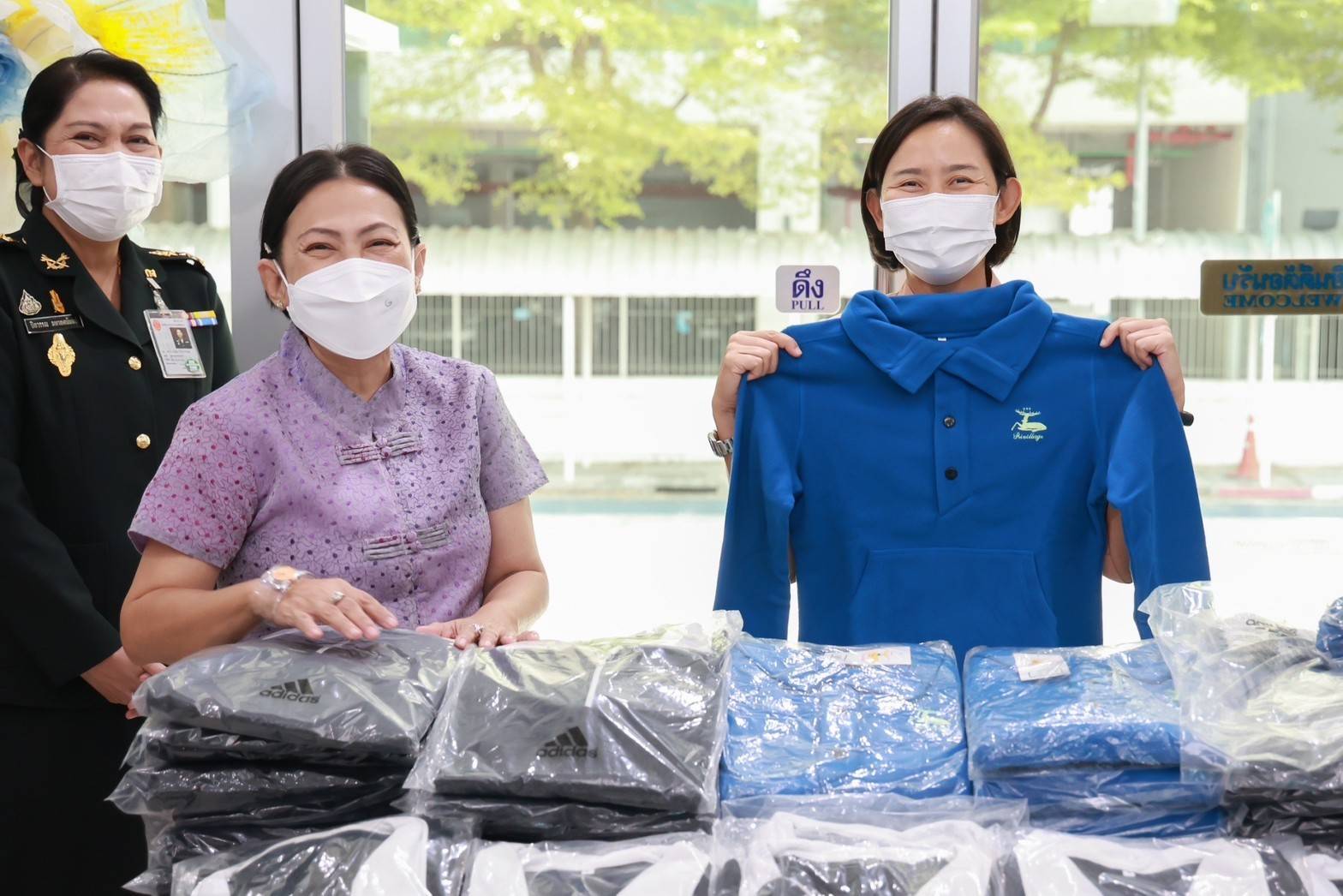 ๐๕๕ นายก สคภ.สป. รับมอบเสื้อกันหนาวจากบริษัท โอเรียนตอล การ์เมนท์ จำกัด
