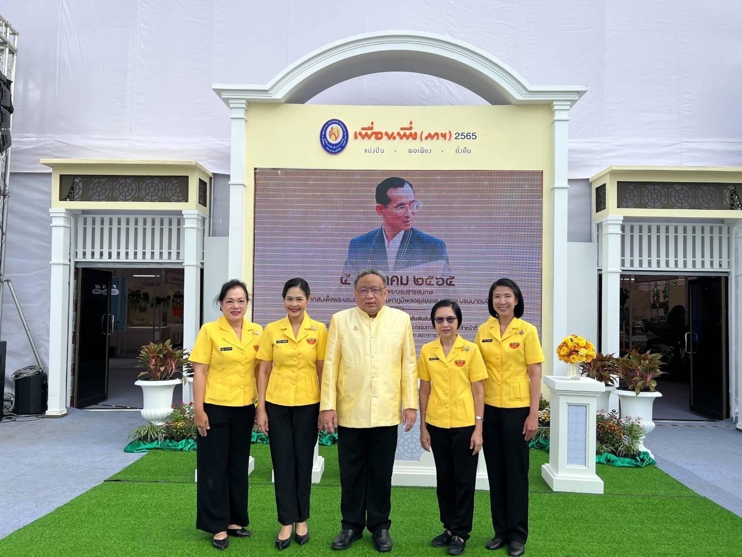 ๐๓๕ คณะกรรมการ สคภ.สป.ร่วมพิธีทำบุญตักบาตรถวายเป็นพระราชกุศล เนื่องในวันพ่อแห่งชาติ ณ บริเวณการจั...