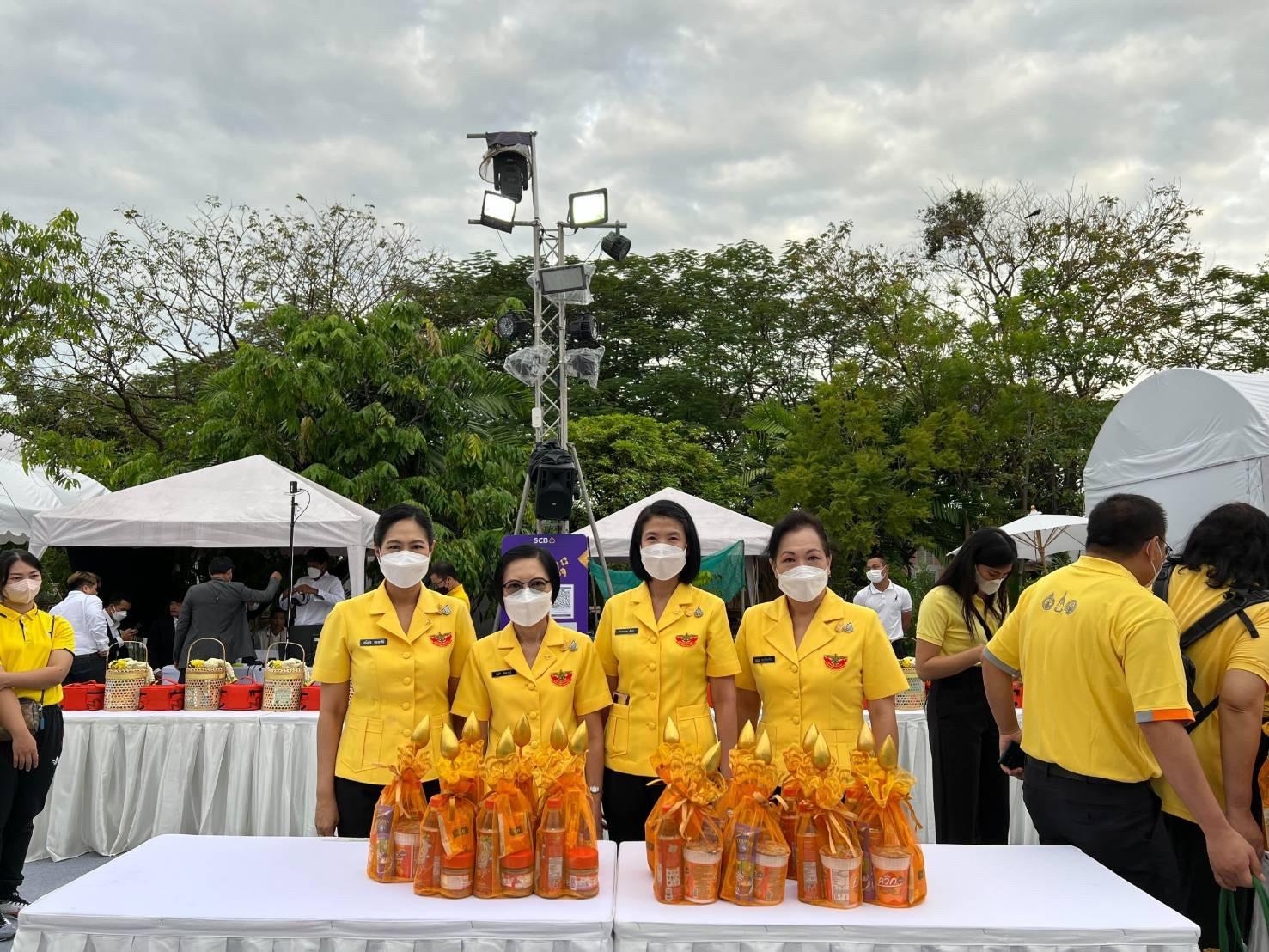 ๐๓๕ คณะกรรมการ สคภ.สป.ร่วมพิธีทำบุญตักบาตรถวายเป็นพระราชกุศล เนื่องในวันพ่อแห่งชาติ ณ บริเวณการจัดงานเพื่อนพึ่ง(ภาฯ)