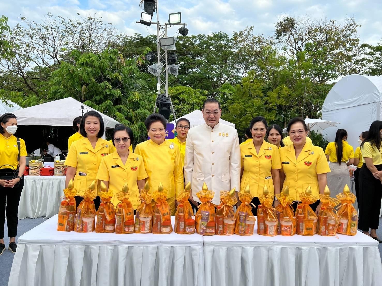 ๐๓๕ คณะกรรมการ สคภ.สป.ร่วมพิธีทำบุญตักบาตรถวายเป็นพระราชกุศล เนื่องในวันพ่อแห่งชาติ ณ บริเวณการจัดงานเพื่อนพึ่ง(ภาฯ)