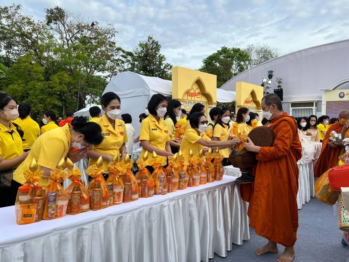 ๐๓๕ คณะกรรมการ สคภ.สป.ร่วมพิธีทำบุญตักบาตรถวายเป็นพระราชกุศล เนื่องในวันพ่อแห่งชาติ ณ บริเวณการจัดงานเพื่อนพึ่ง(ภาฯ)