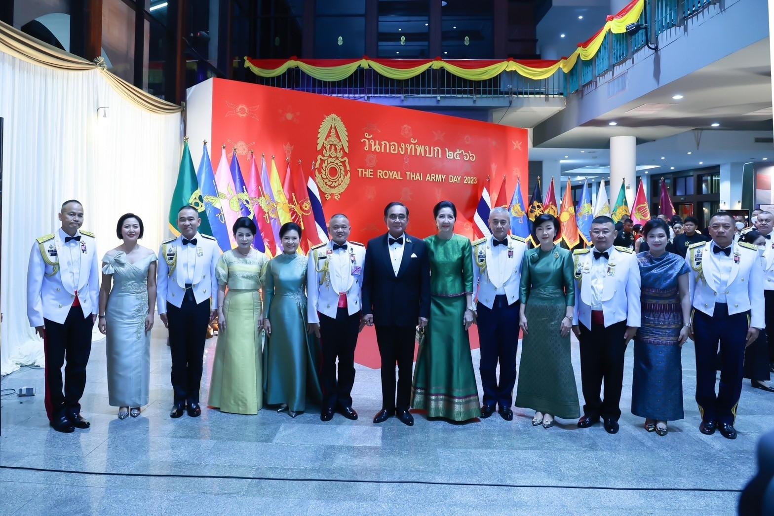 ๐๖๓ ปลัดกระทรวงกลาโหม และนายกสมาคมภริยาฯ ร่วมงานวันกองทัพบก