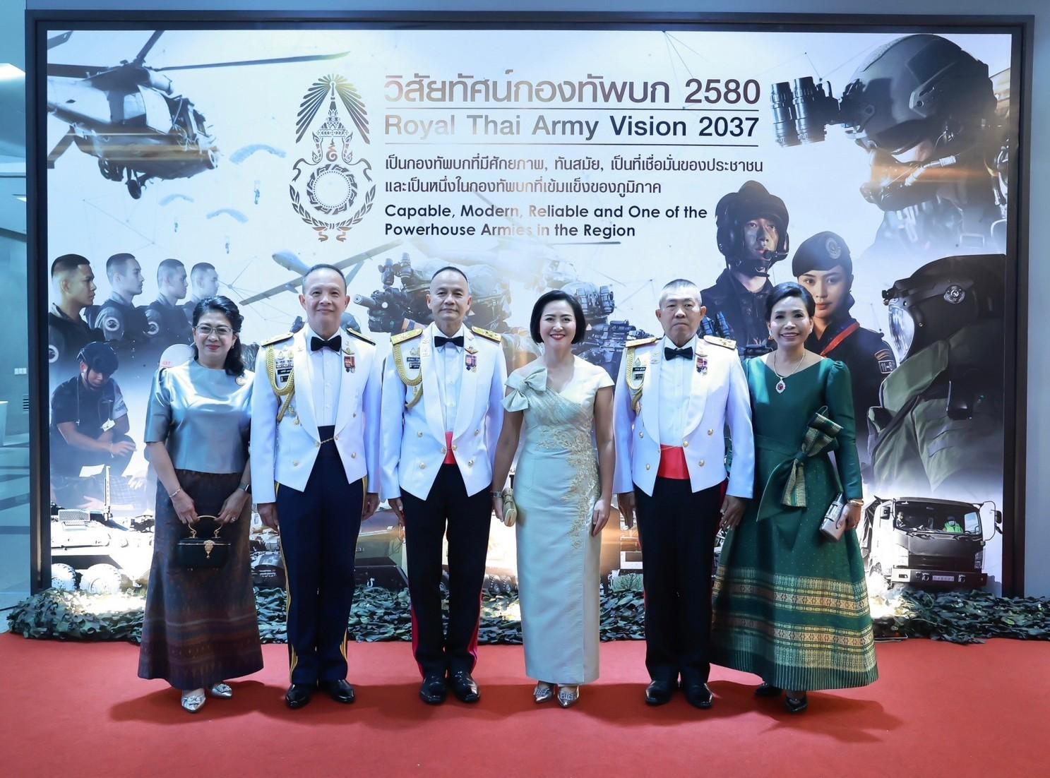 ๐๖๓ ปลัดกระทรวงกลาโหม และนายกสมาคมภริยาฯ ร่วมงานวันกองทัพบก