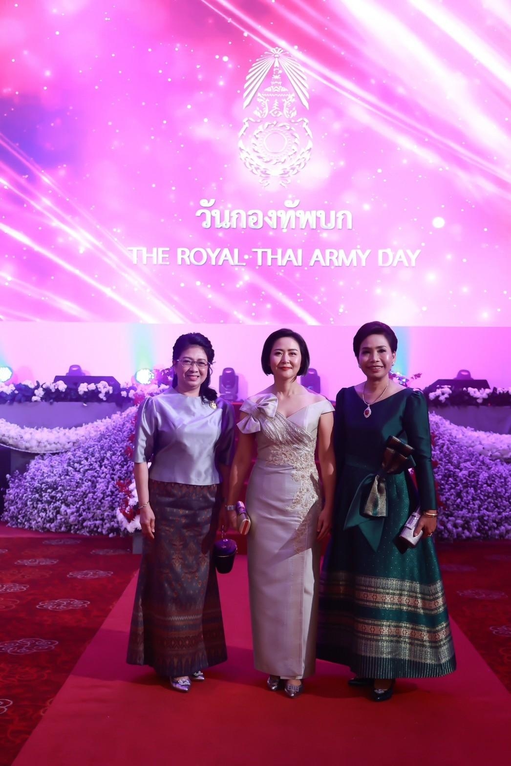 ๐๖๓ ปลัดกระทรวงกลาโหม และนายกสมาคมภริยาฯ ร่วมงานวันกองทัพบก