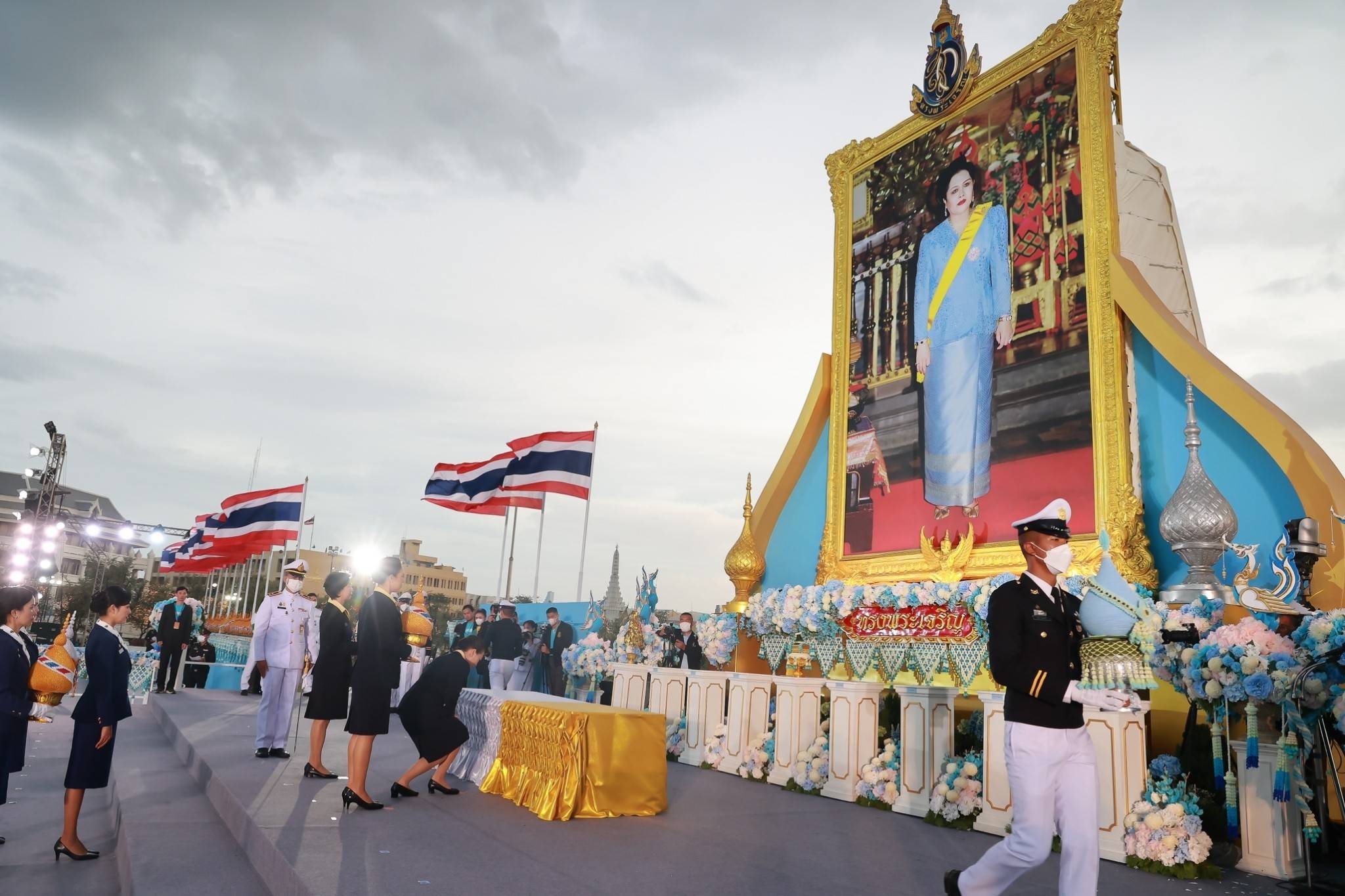 ๑๓๕ พิธีถวายเครื่องราชสักการะ และพิธีจุดเทียนถวายพระพรชัยมงคล เนื่องในโอกาสวันเฉลิมพระชนมพรรษาสมเด็จพระนางเจ้าสิริกิติ์ พระบรมราชินีนาถ พระบรมราชชนนีพันปีหลวง