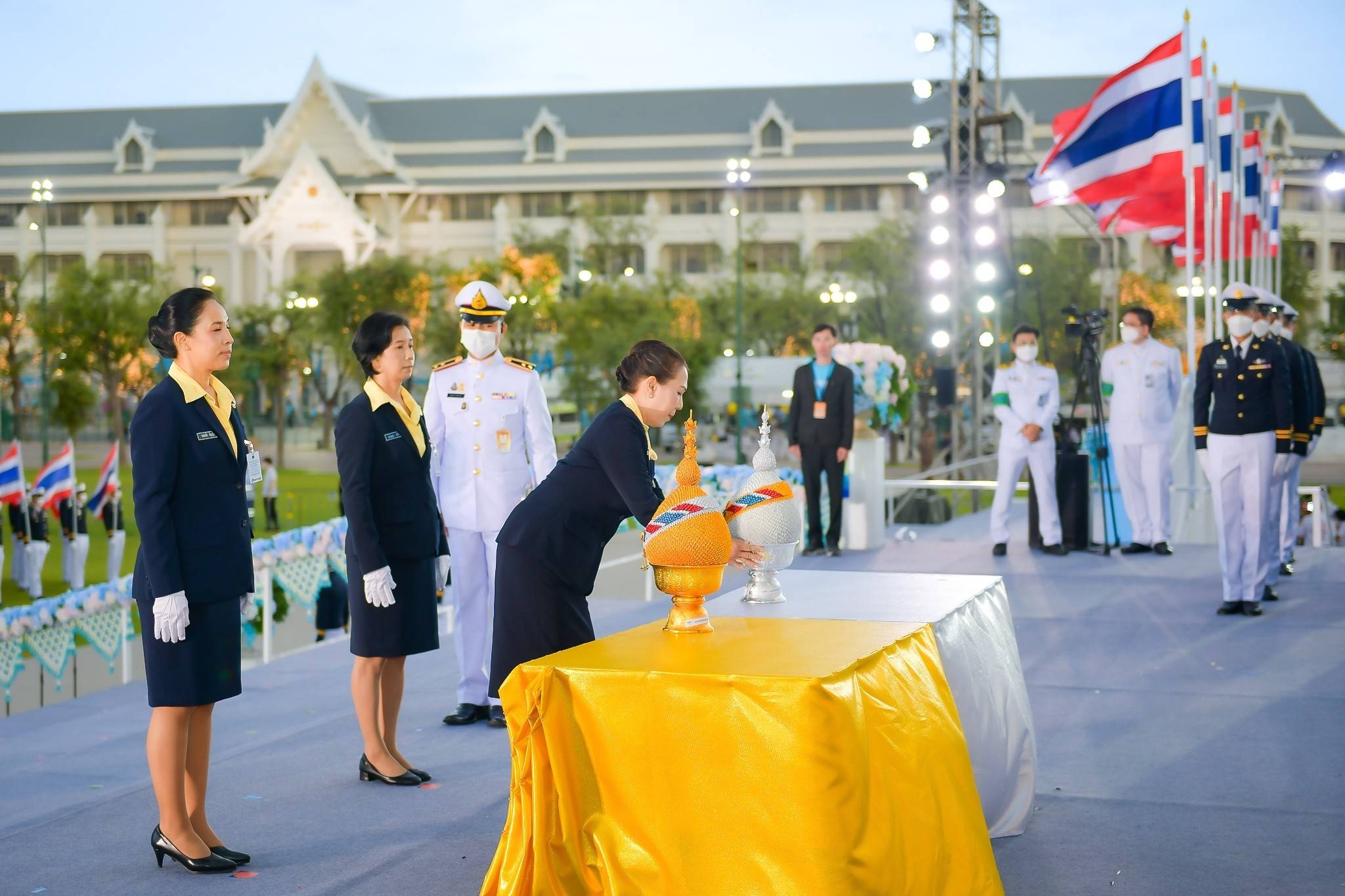 ๑๓๕ พิธีถวายเครื่องราชสักการะ และพิธีจุดเทียนถวายพระพรชัยมงคล เนื่องในโอกาสวันเฉลิมพระชนมพรรษาสมเด็จพระนางเจ้าสิริกิติ์ พระบรมราชินีนาถ พระบรมราชชนนีพันปีหลวง