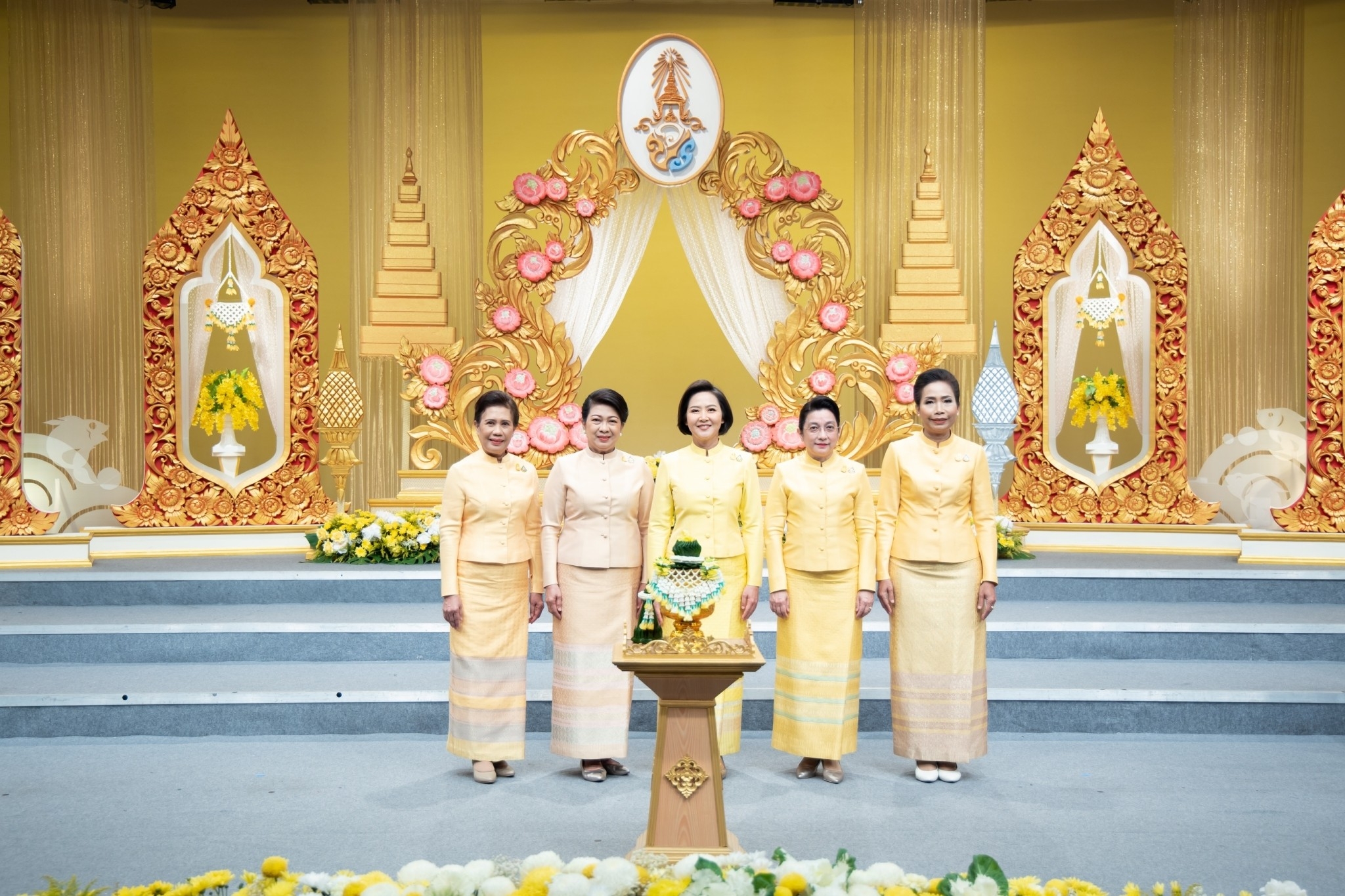 ๑๑๔ ปลัดกระทรวงกลาโหม พร้อมด้วยนายกสมาคมภริยาฯ นำคณะนายทหารชั้นผู้ใหญ่พร้อมคู่สมรส บันทึกเทปโทรทัศน์อาเศียรวาทถวายพระพรชัยมงคล เนื่องในโอกาสวันเฉลิมพระชนมพรรษา พระบาทสมเด็จพระเจ้าอยู่หัว
