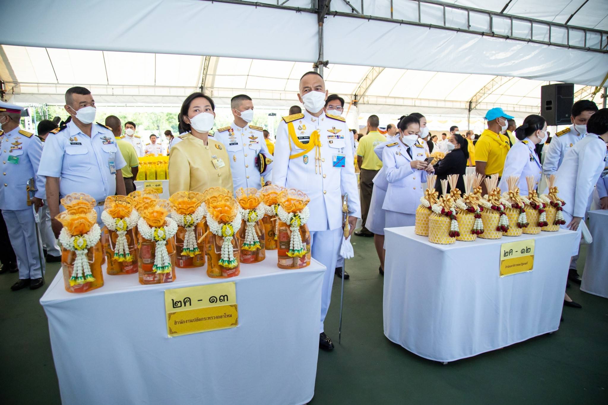 ๑๒๓ ปลัดกระทรวงกลาโหมและนายก สคภ.สป. ร่วมพิธีทำบุญตักบาตรถวายพระราชกุศล เนื่องในโอกาสวันเฉลิมพระชนมพรรษาพระบาทสมเด็จพระเจ้าอยู่หัว ๗๑ พรรษา