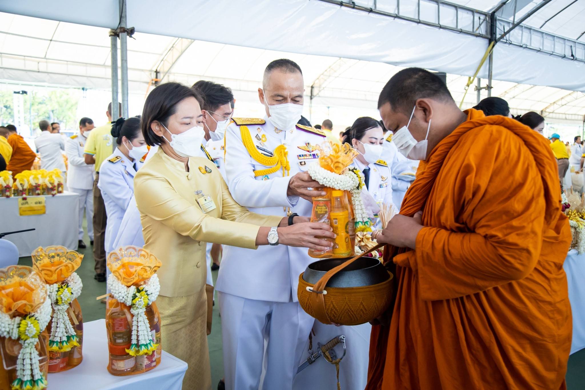 ๑๒๓ ปลัดกระทรวงกลาโหมและนายก สคภ.สป. ร่วมพิธีทำบุญตักบาตรถวายพระราชกุศล เนื่องในโอกาสวันเฉลิมพระชนมพรรษาพระบาทสมเด็จพระเจ้าอยู่หัว ๗๑ พรรษา