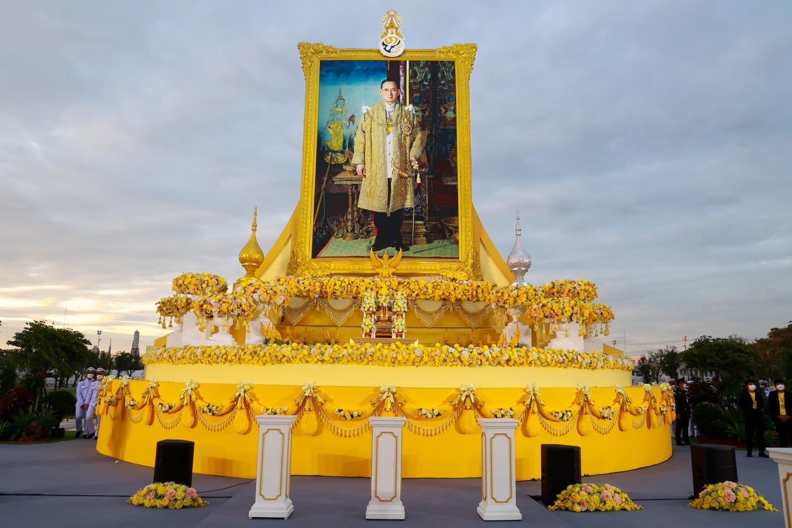๐๓๖ ปลัดกระทรวงกลาโหม และนายกสมาคมภริยาฯ ร่วมพิธีทำบุญตักบาตร และพิธีถวายบังคม เนื่องในวันคล้ายวั...