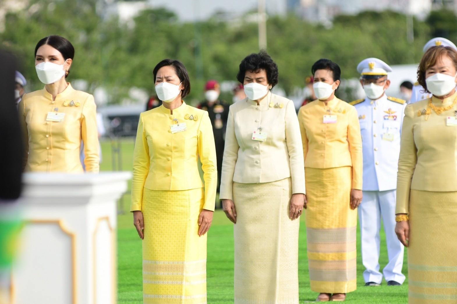 ๐๓๖ ปลัดกระทรวงกลาโหม และนายกสมาคมภริยาฯ ร่วมพิธีทำบุญตักบาตร และพิธีถวายบังคม เนื่องในวันคล้ายวันพระราชสมภพ พระบาทสมเด็จพระบรมชนกาธิเบศร มหาภูมิพลอดุลยเดชมหาราช บรมนาถบพิตร
