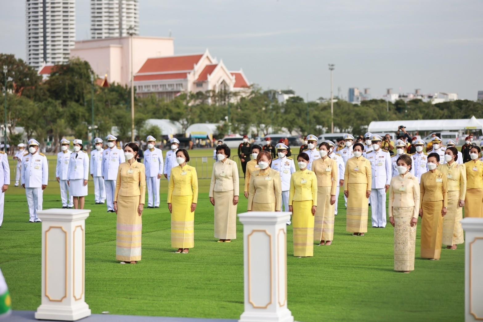 ๐๓๖ ปลัดกระทรวงกลาโหม และนายกสมาคมภริยาฯ ร่วมพิธีทำบุญตักบาตร และพิธีถวายบังคม เนื่องในวันคล้ายวันพระราชสมภพ พระบาทสมเด็จพระบรมชนกาธิเบศร มหาภูมิพลอดุลยเดชมหาราช บรมนาถบพิตร